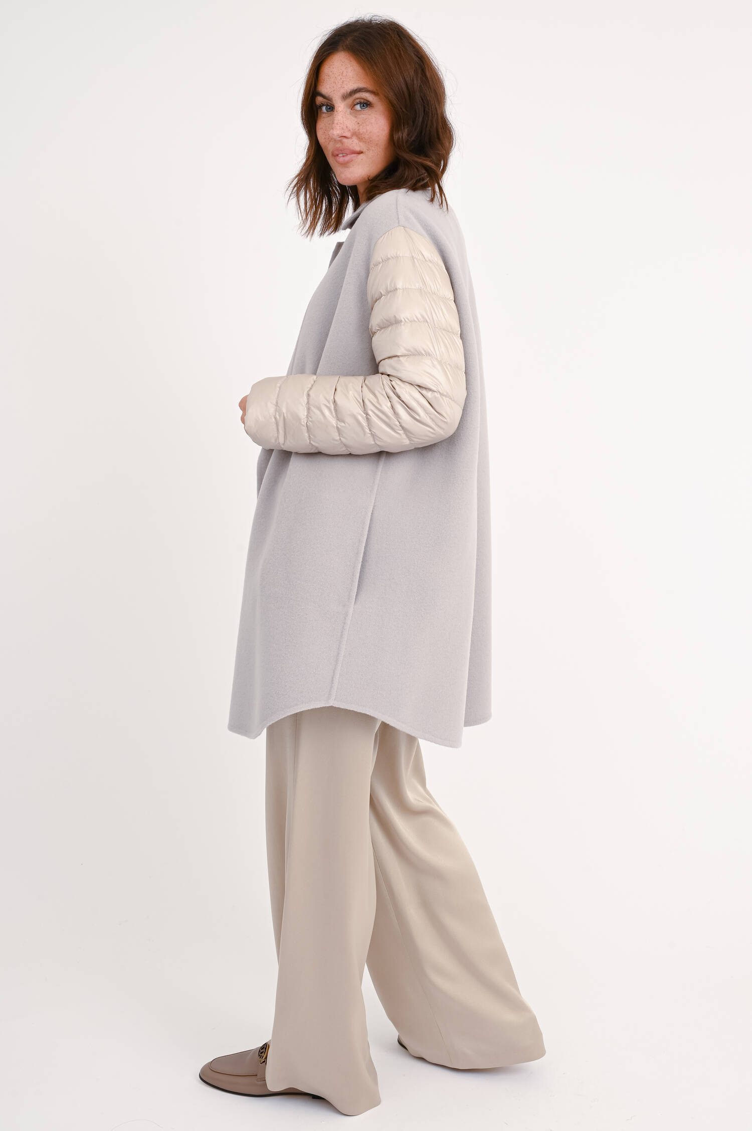 Kurzer Hybrid-Mantel in Beige-Gold Kurzer Hybrid-Mantel in Beige-Gold