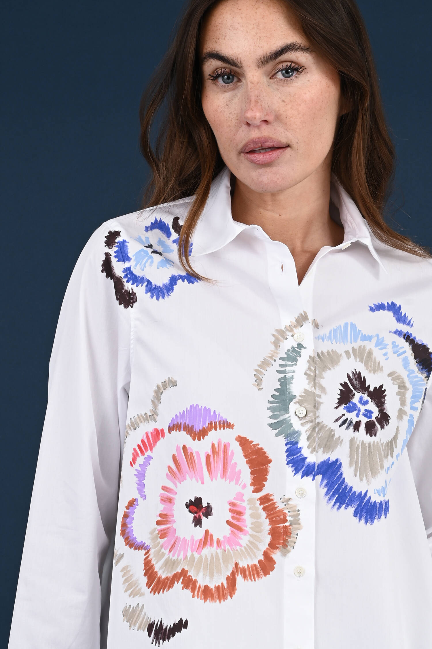 Bluse mit buntem Blumenmotiv in Weiß