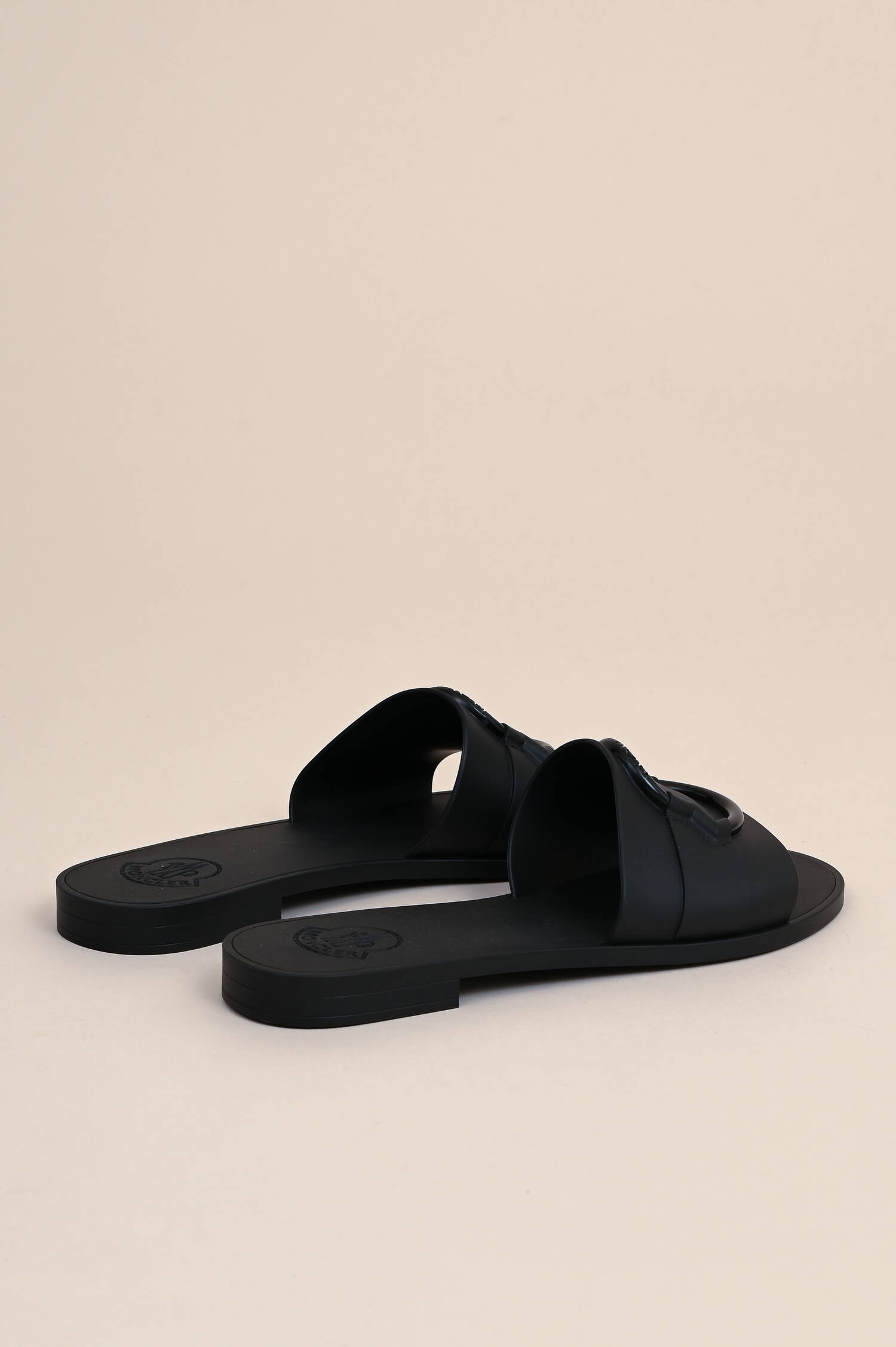 Slipper mit Ton-in-Ton-Logo in Schwarz
