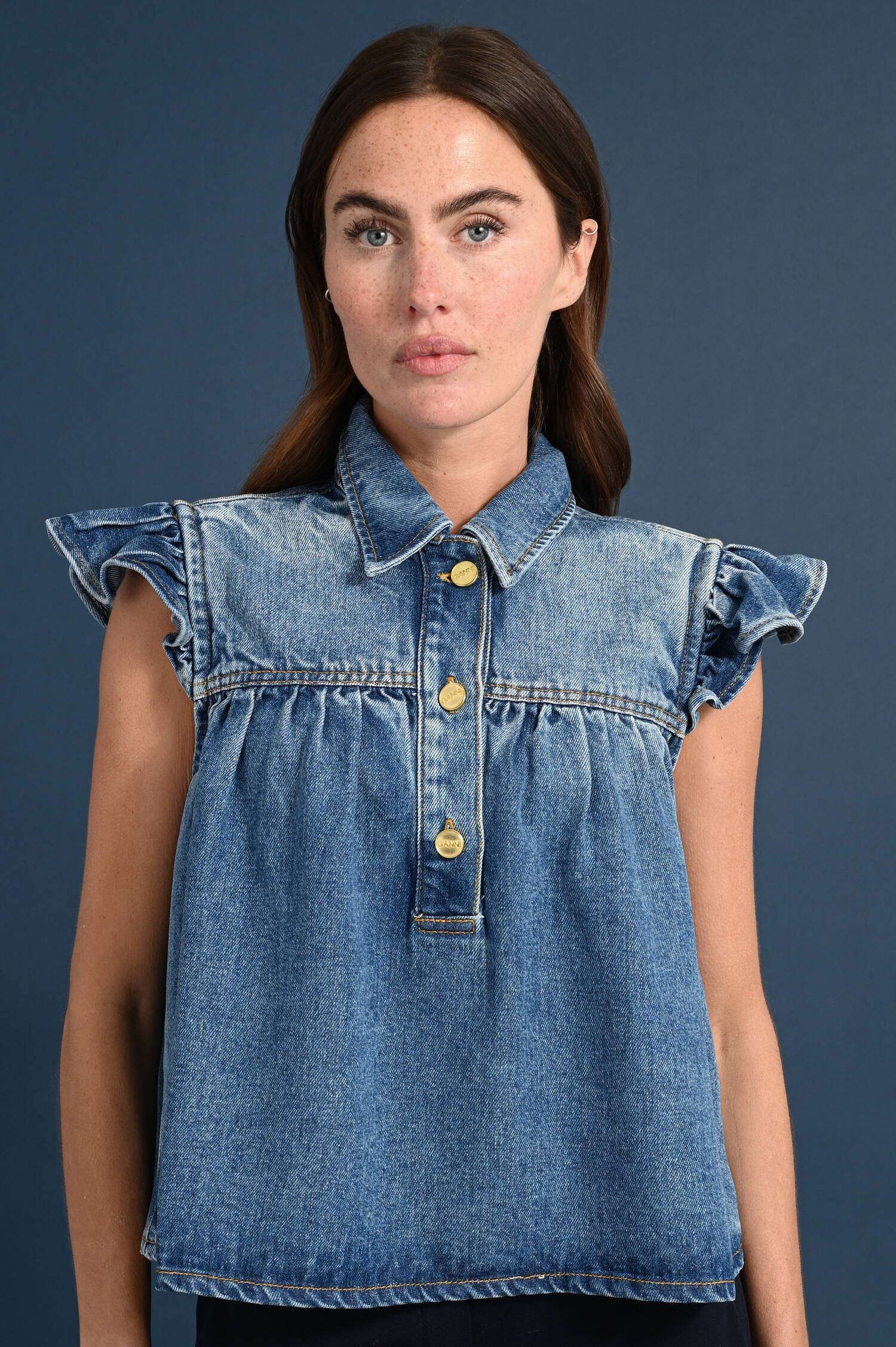 Denim Kurzarmbluse mit Volant-Ärmeln in Used Blue