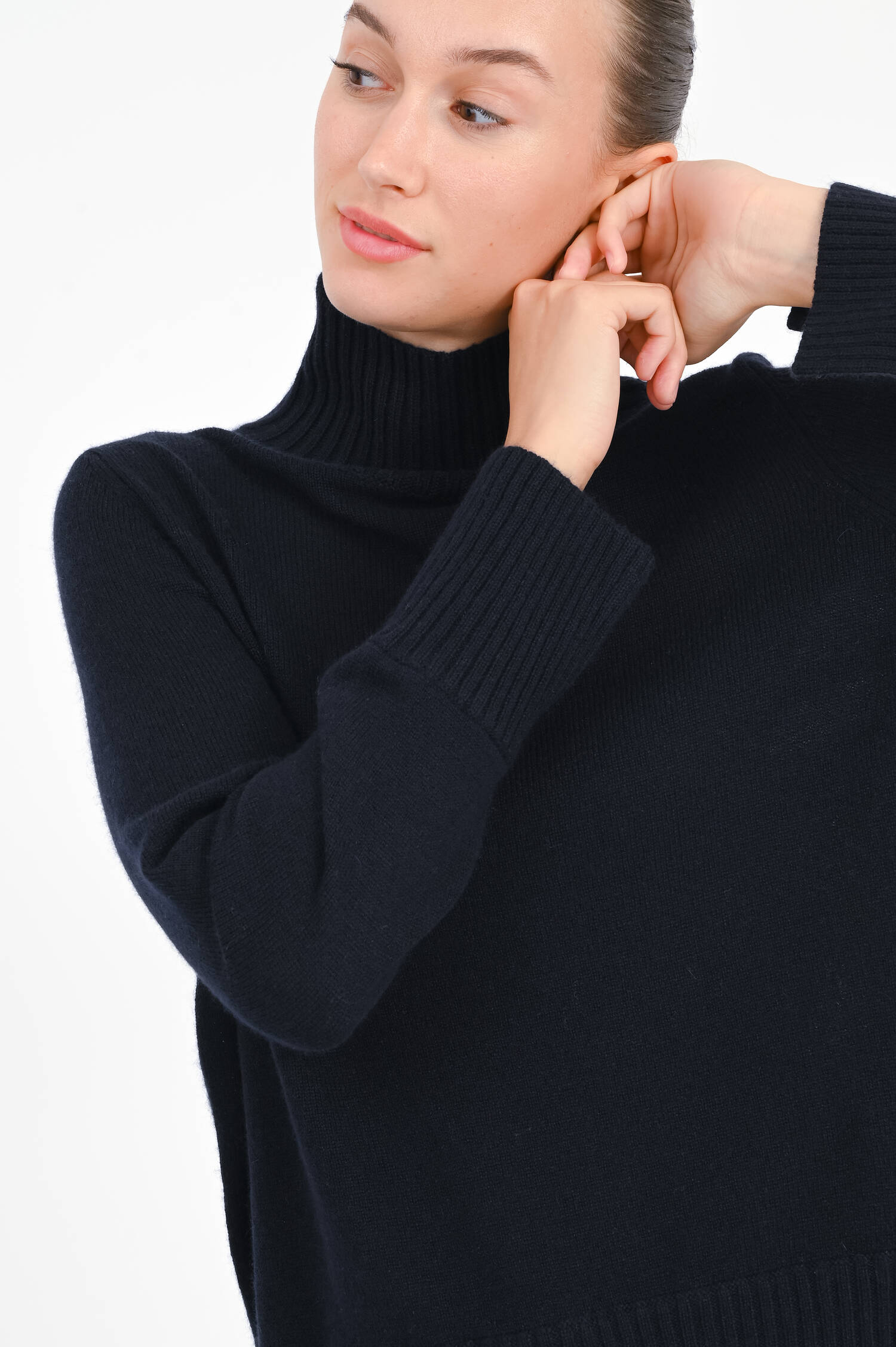 Turtleneck Cashmere Pullover in Navy