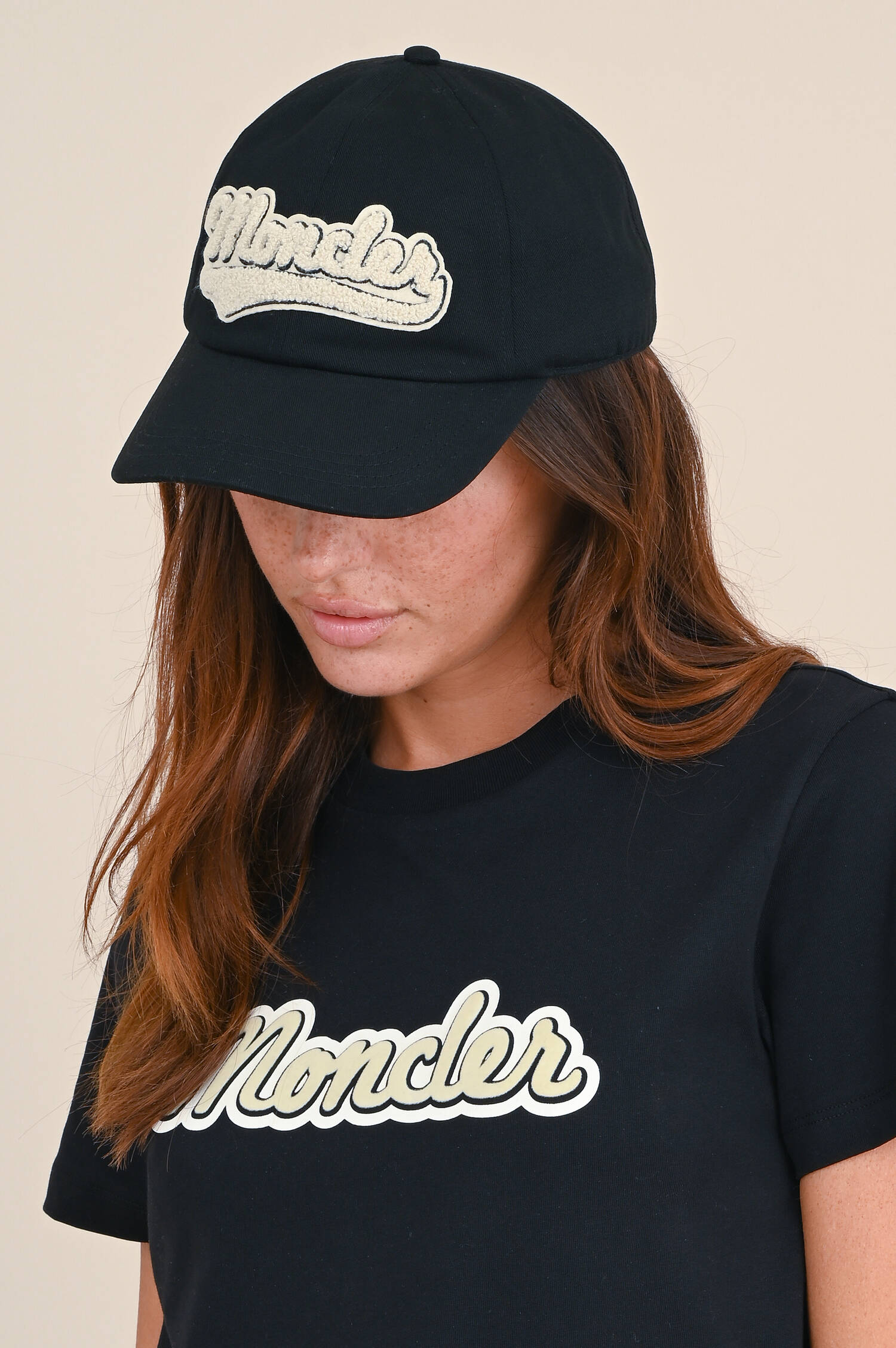 Basecap mit Frottee-Logo in Schwarz