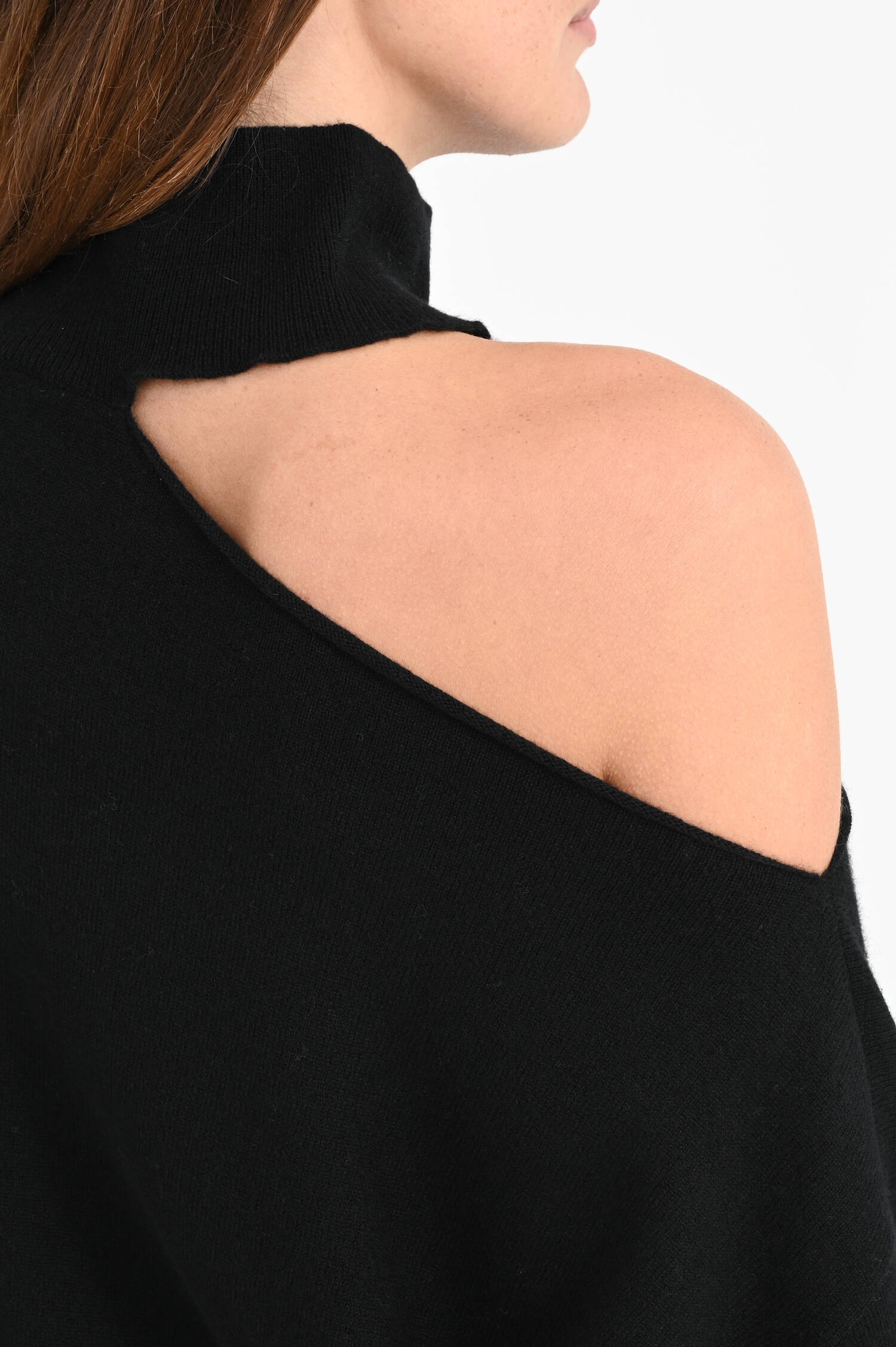 Cashmere Turtelneck Pullover mit Cut-Out in Black
