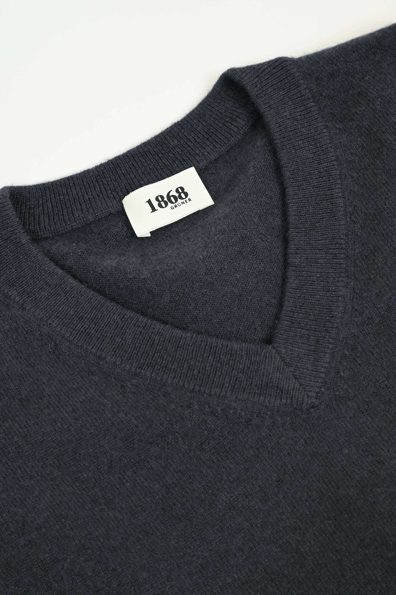 Cashmerepullover mit V-Neck in Anthrazit