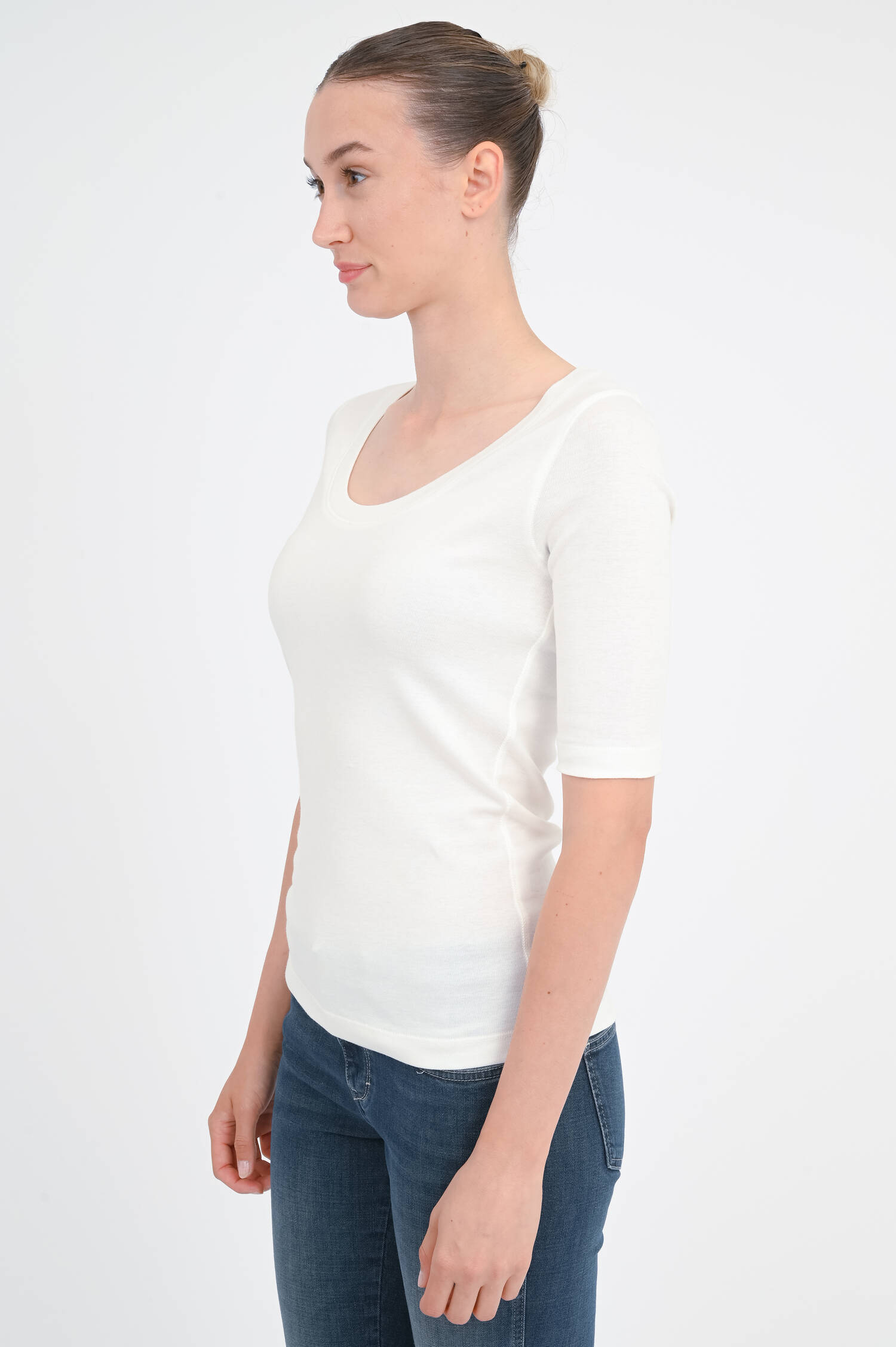 Basic Shirt mit tiefen Rundhalsauschnitt in Ivory