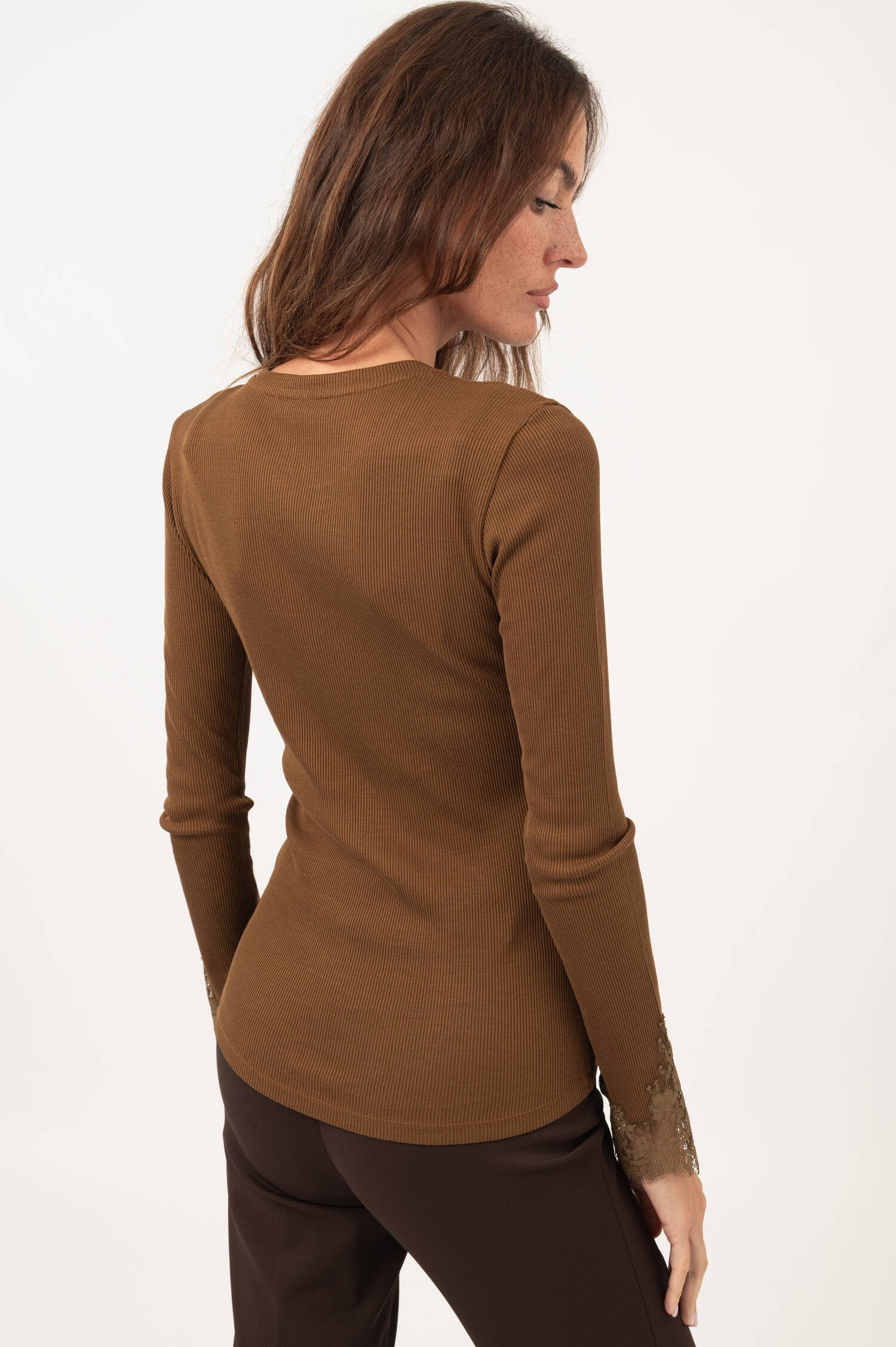 Langarm-Rippstrickshirt mit Spitze in Braun