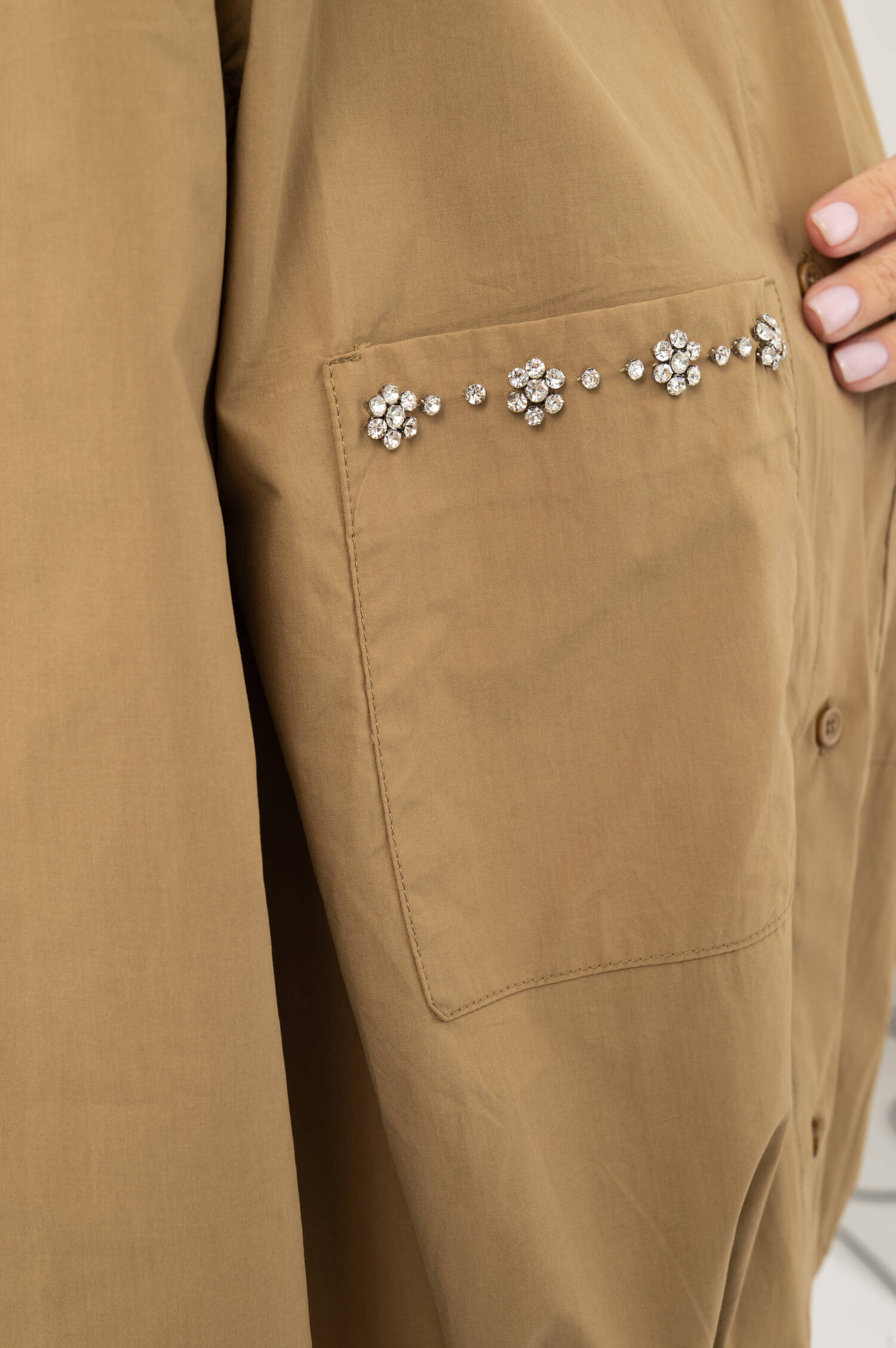 Bluse mit Strasssteinen in Olive