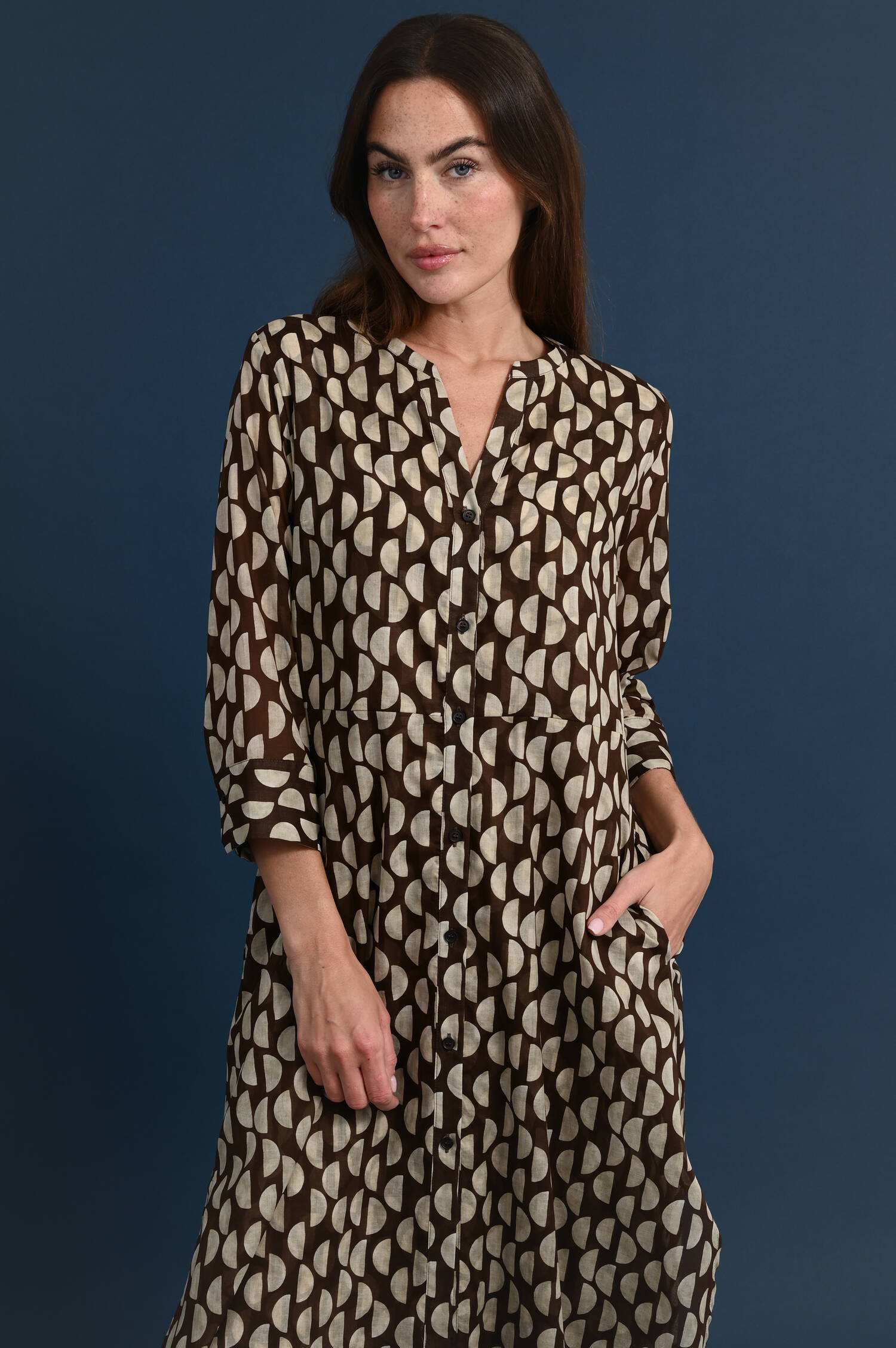 Hemdblusenkleid mit Halbkreismuster in Braun