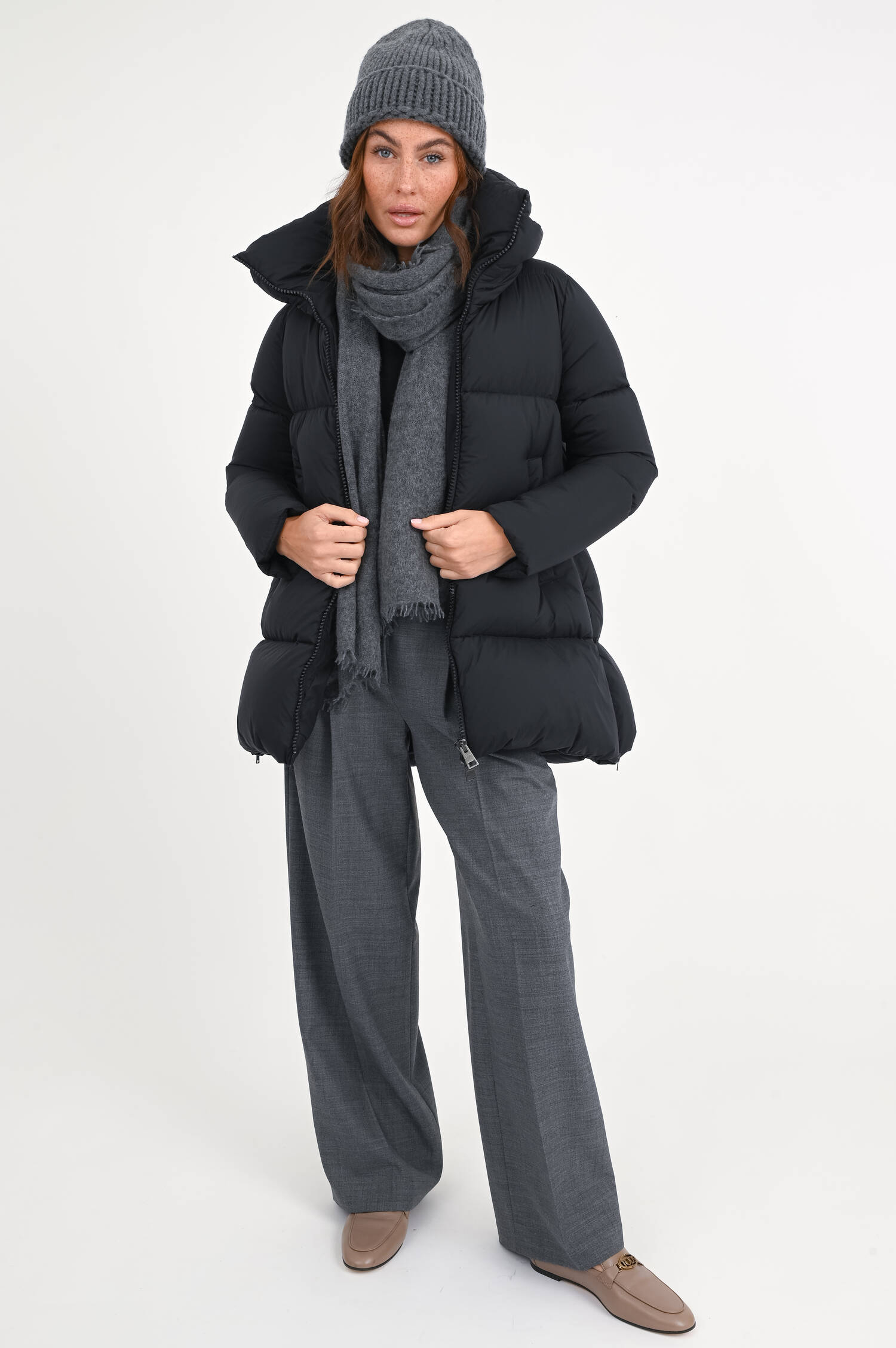 Daunenjacke mit Stehkragen in Schwarz