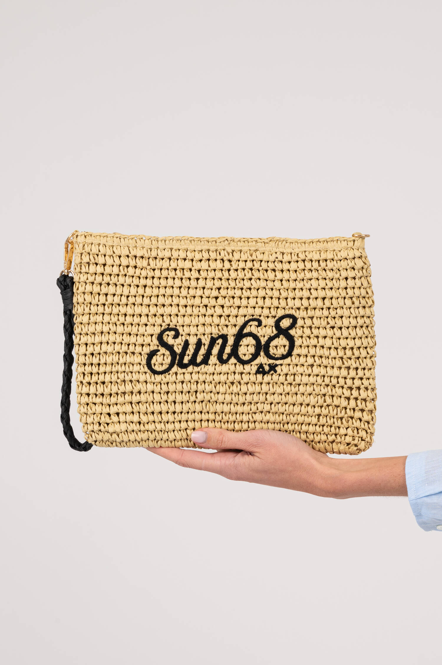 Pochette mit Label-Stickerei in Beige/Schwarz