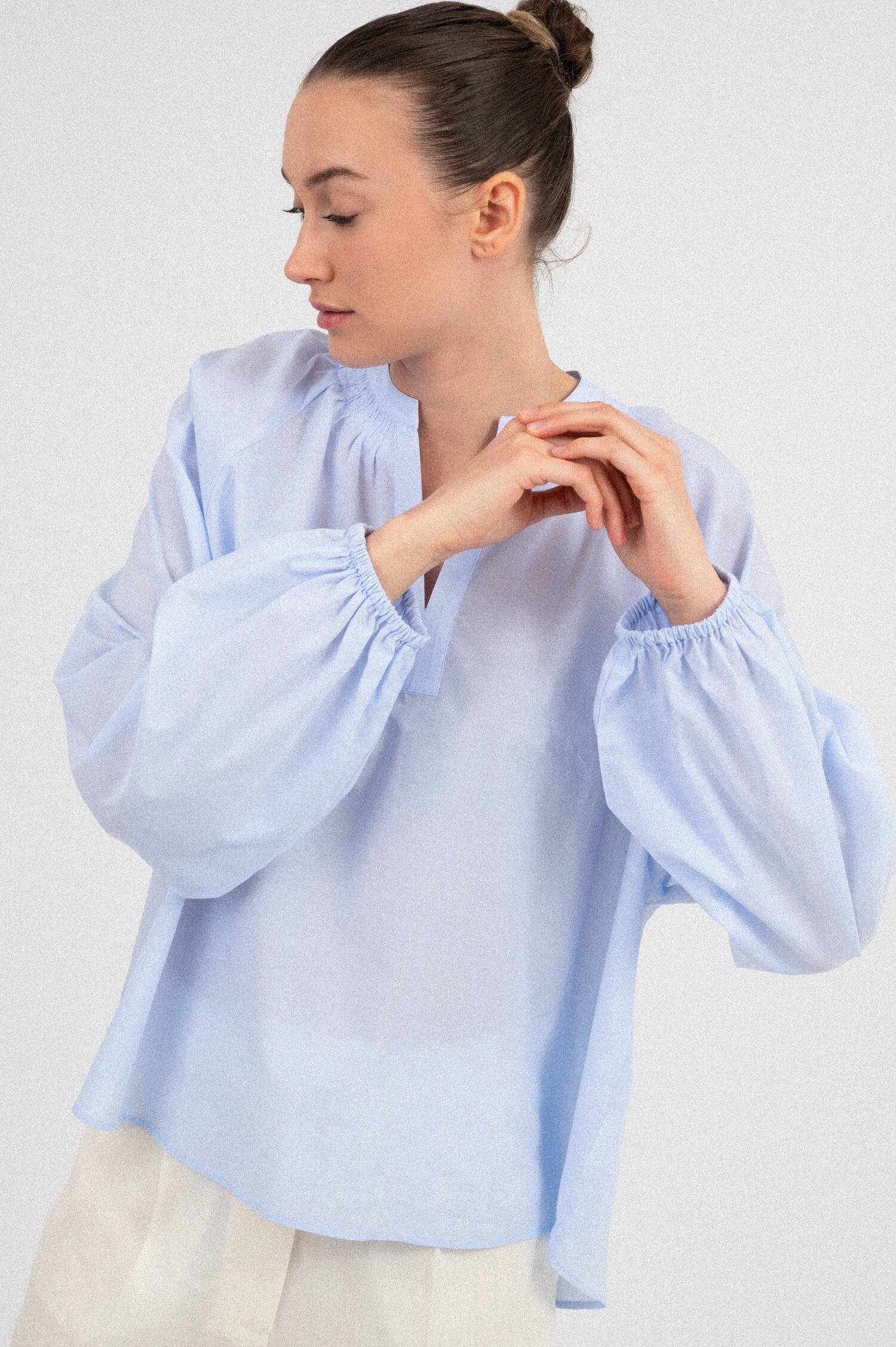 Bluse mit Stehkragen in Hellblau