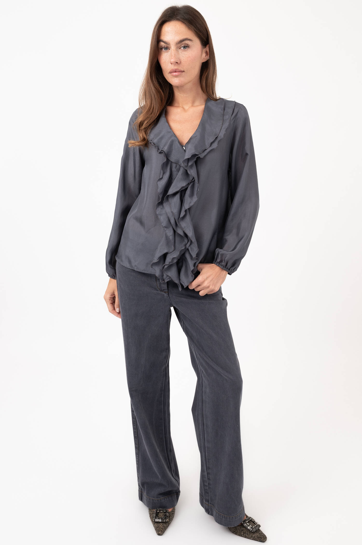 Seidenbluse mit Volants in Graublau Seidenbluse mit Volants in Graublau