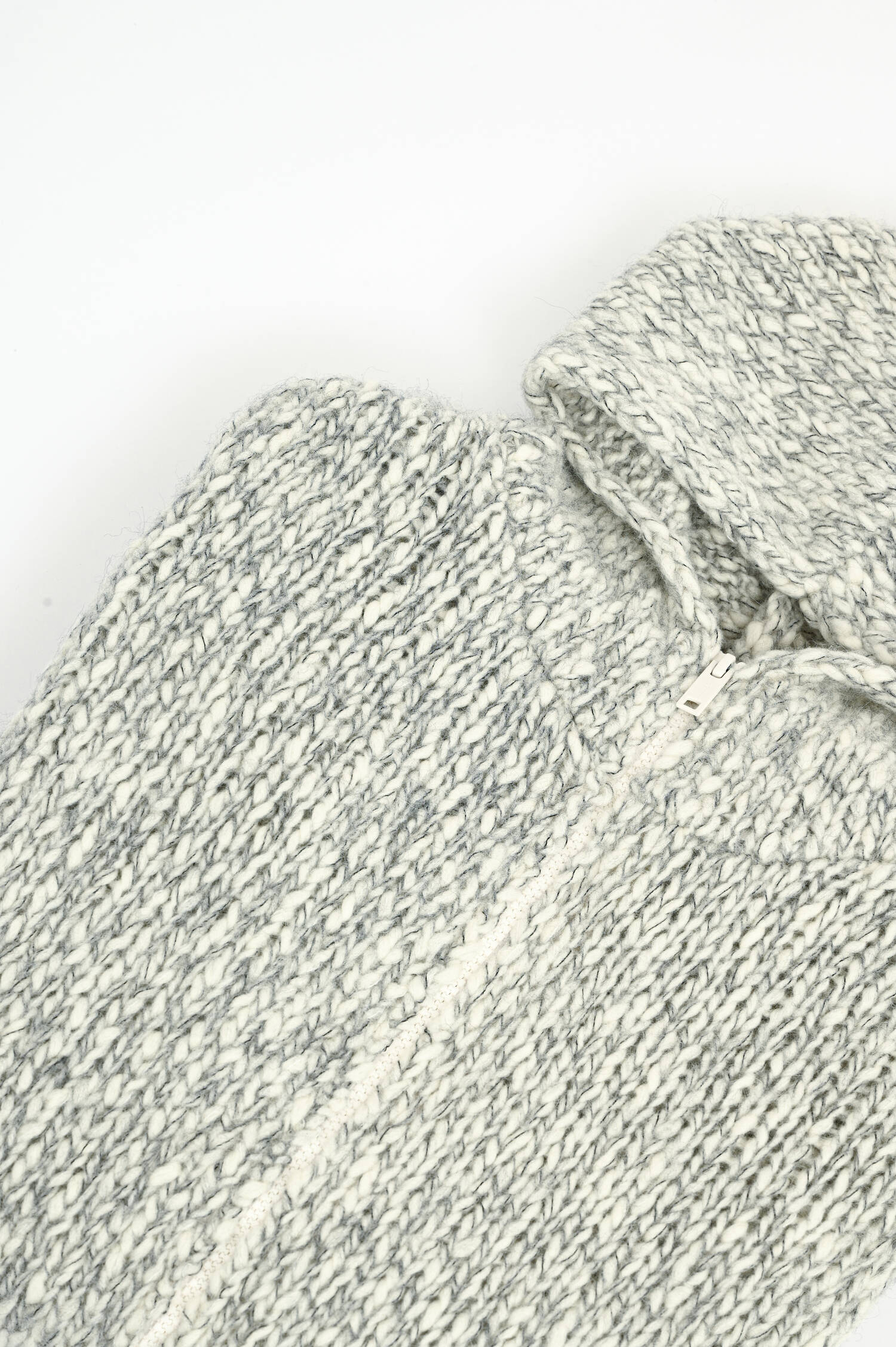 Hoodie aus Grobstrick in Grau/Weiß-Melange