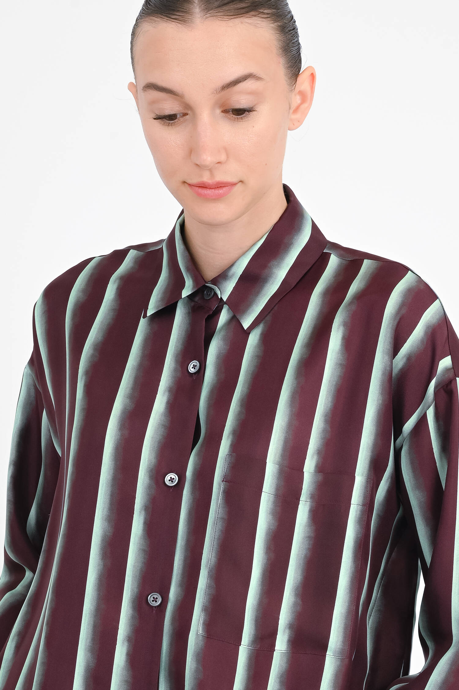 Gestreifte Bluse aus Seide in Aubergine/Türkis