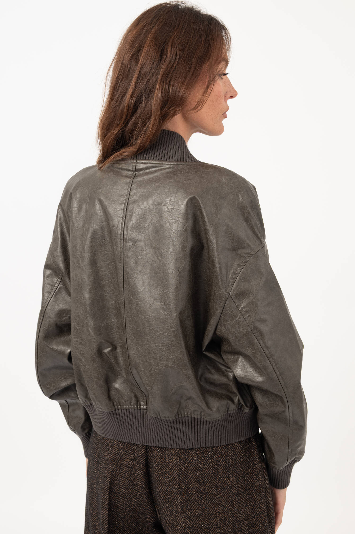 Vegane-Leder-Bomberjacke in Oliv Vegane-Leder-Bomberjacke in Oliv