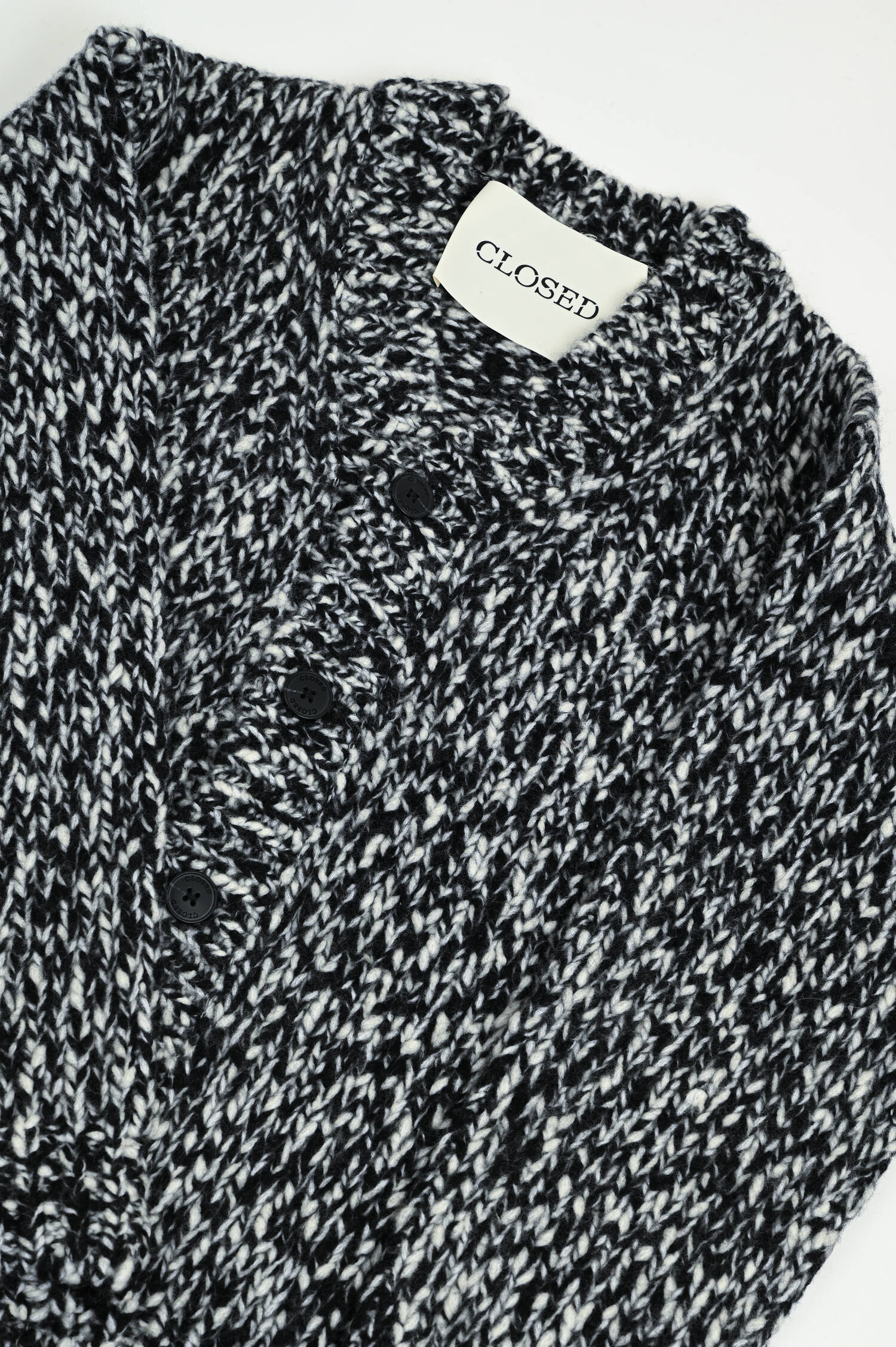 Grobstrickweste in Schwarz/Weiß