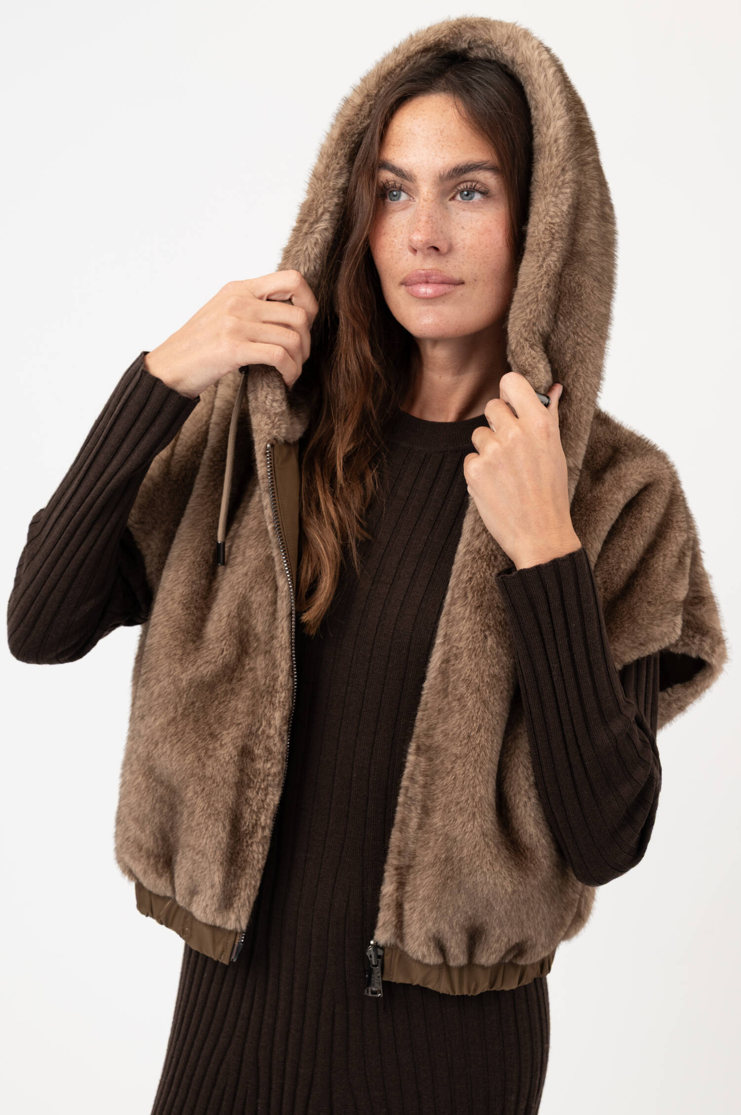 Faux-Fur-Gilet DUDU mit Kapuze in Beige Faux-Fur-Gilet DUDU mit Kapuze in Beige