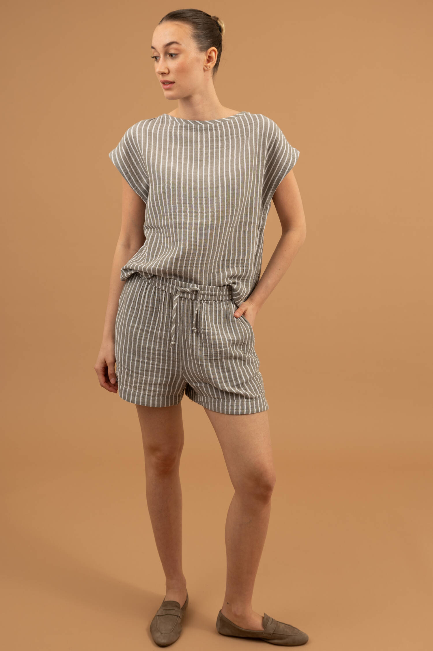 Steifenshorts in Light Olive/Weiß Steifenshorts in Light Olive/Weiß