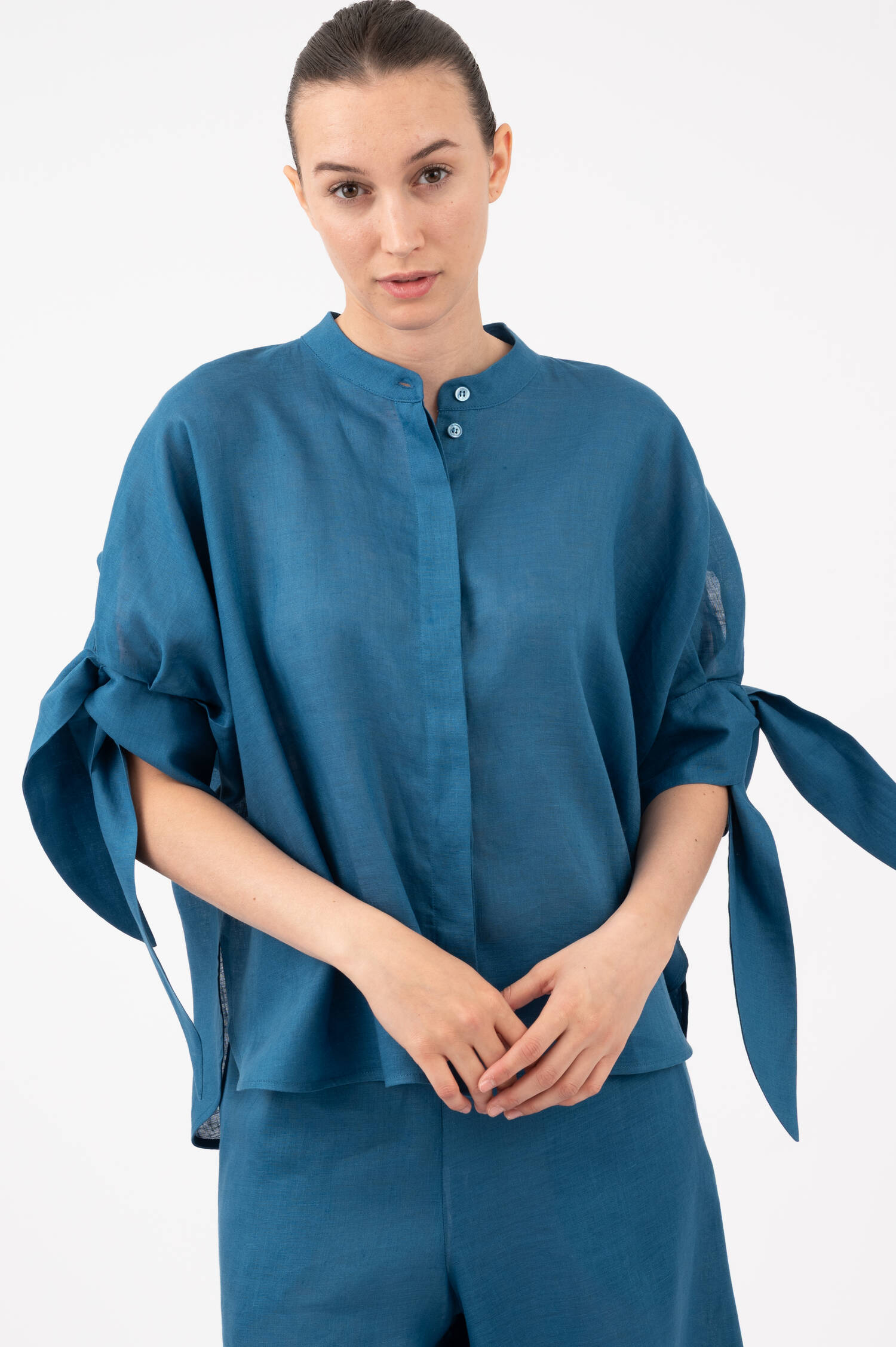 Leinenbluse mit Ärmelbändern in Blau