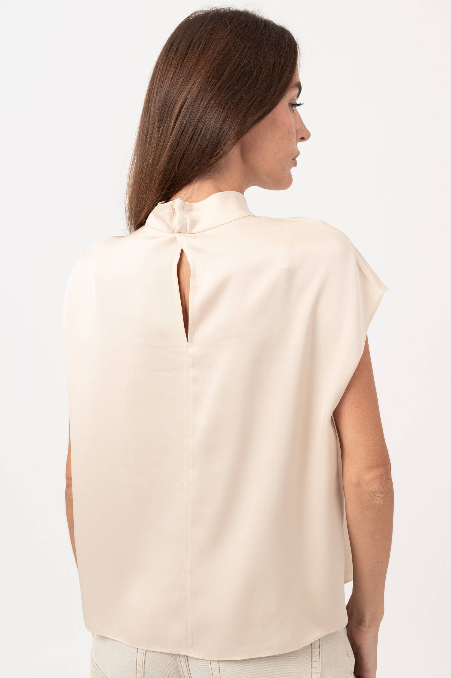 Seiden-Top mit Stehkragen in Beige