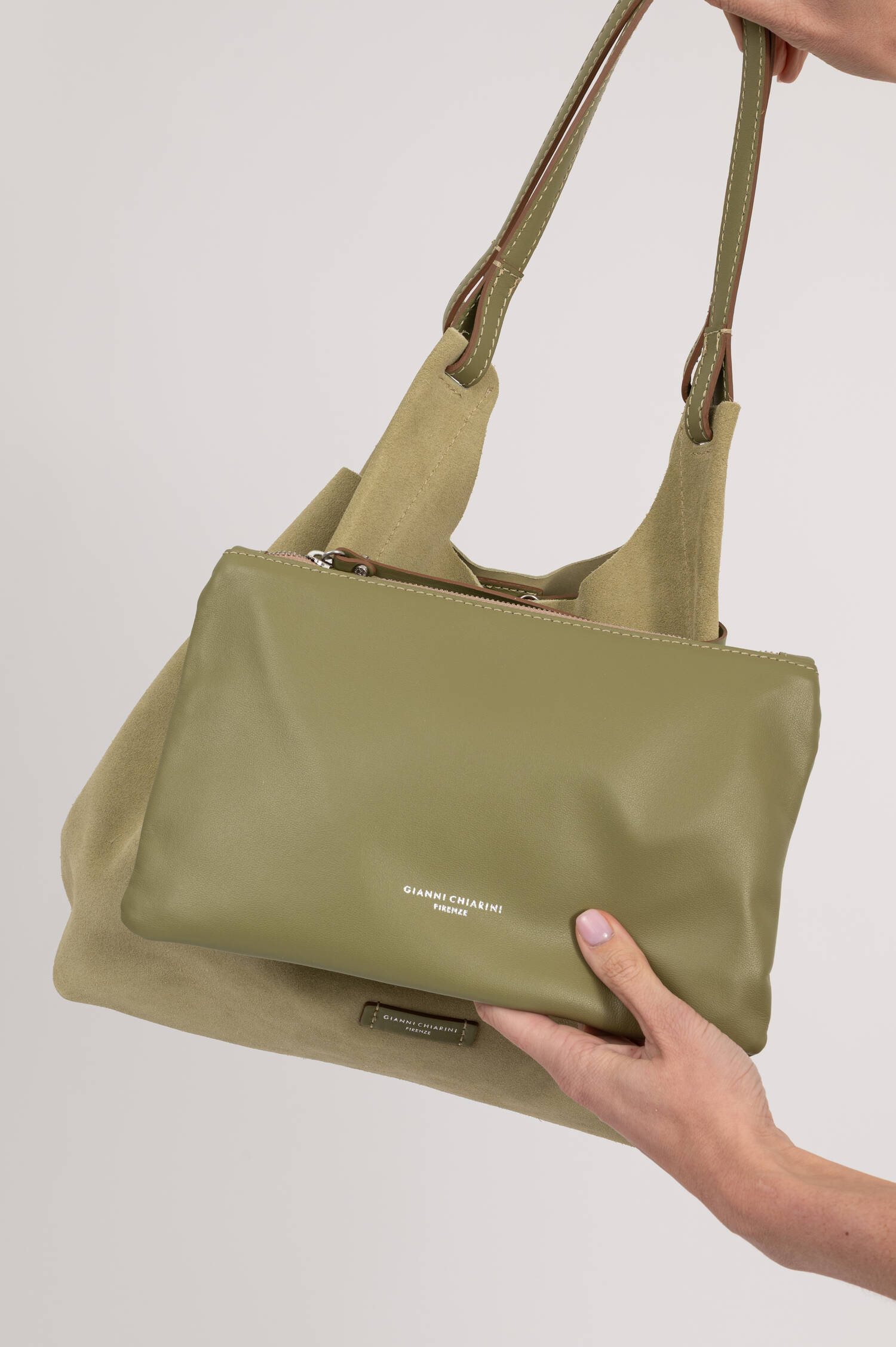 Shooper DUA aus Veloursleder in Salbeigrün Shooper DUA aus Veloursleder in Salbeigrün