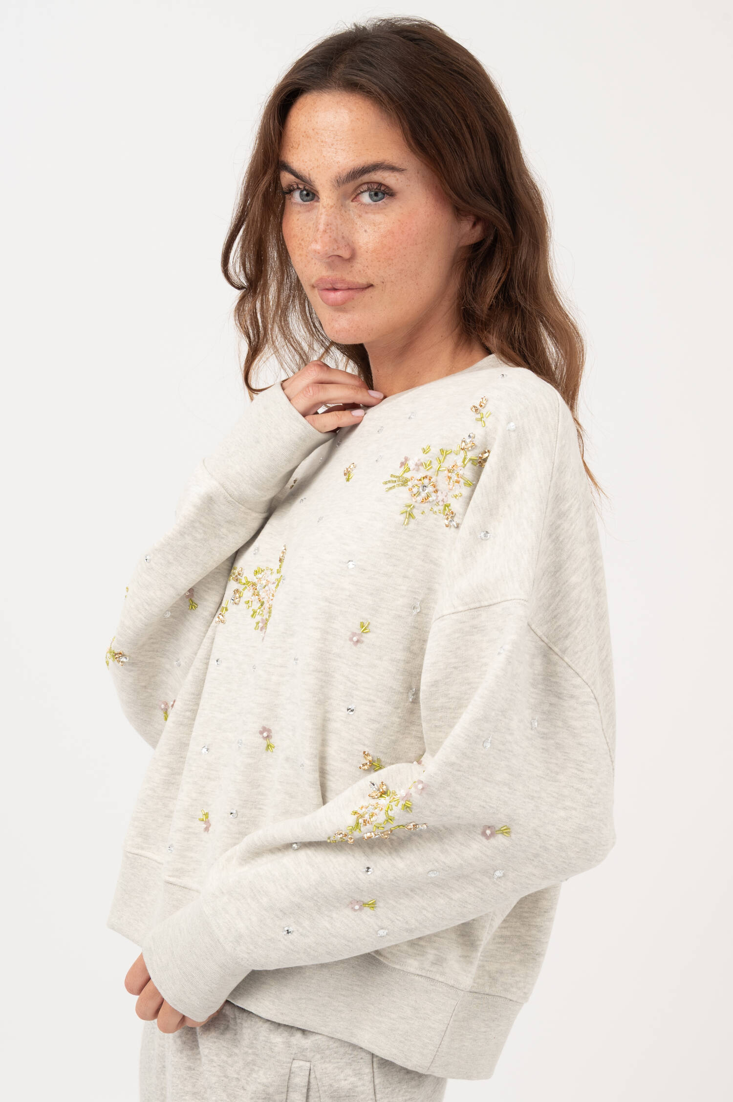 Sweater mit Blumen Applikation in Beige