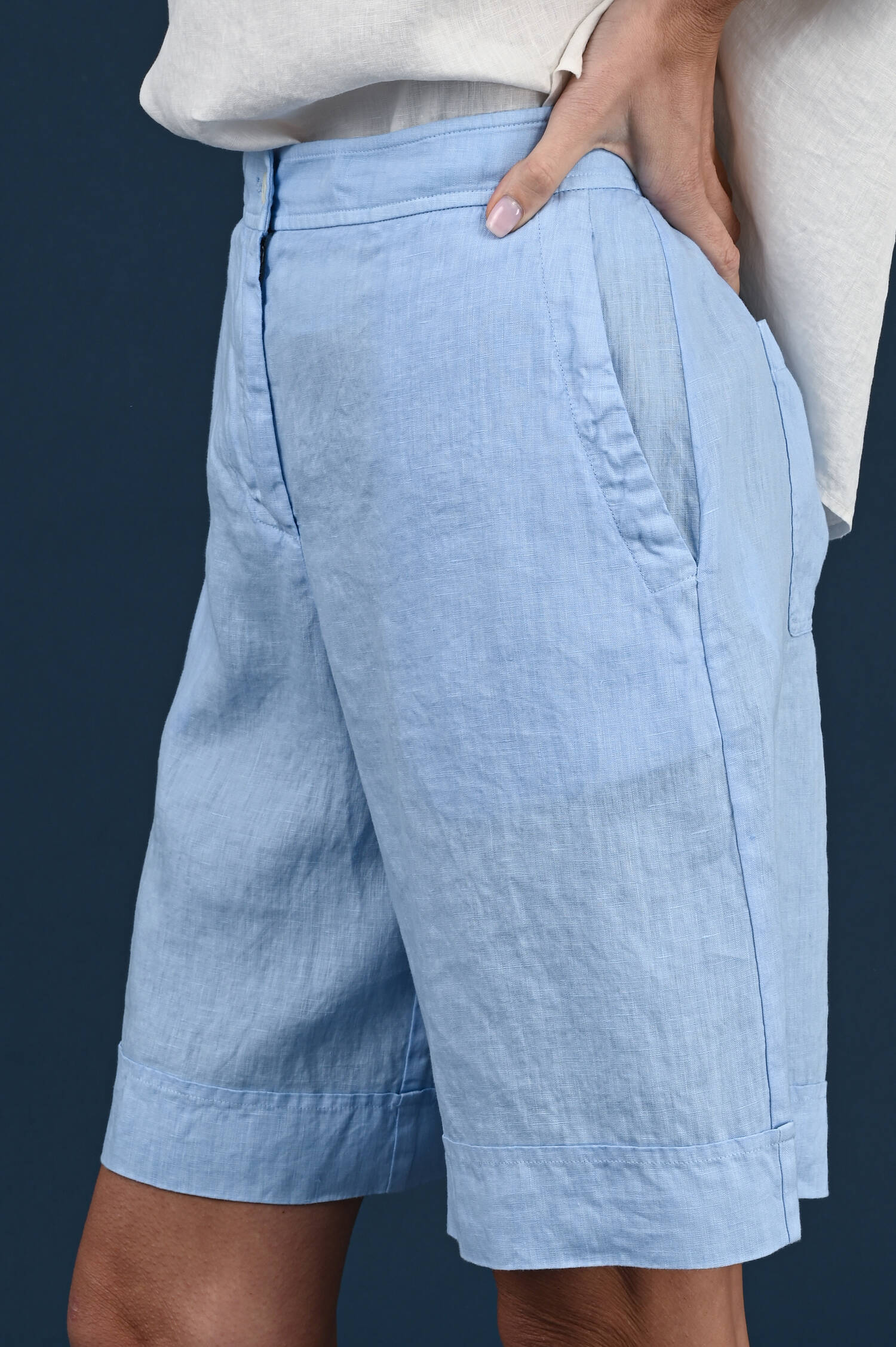 Leinenshorts in Hellblau