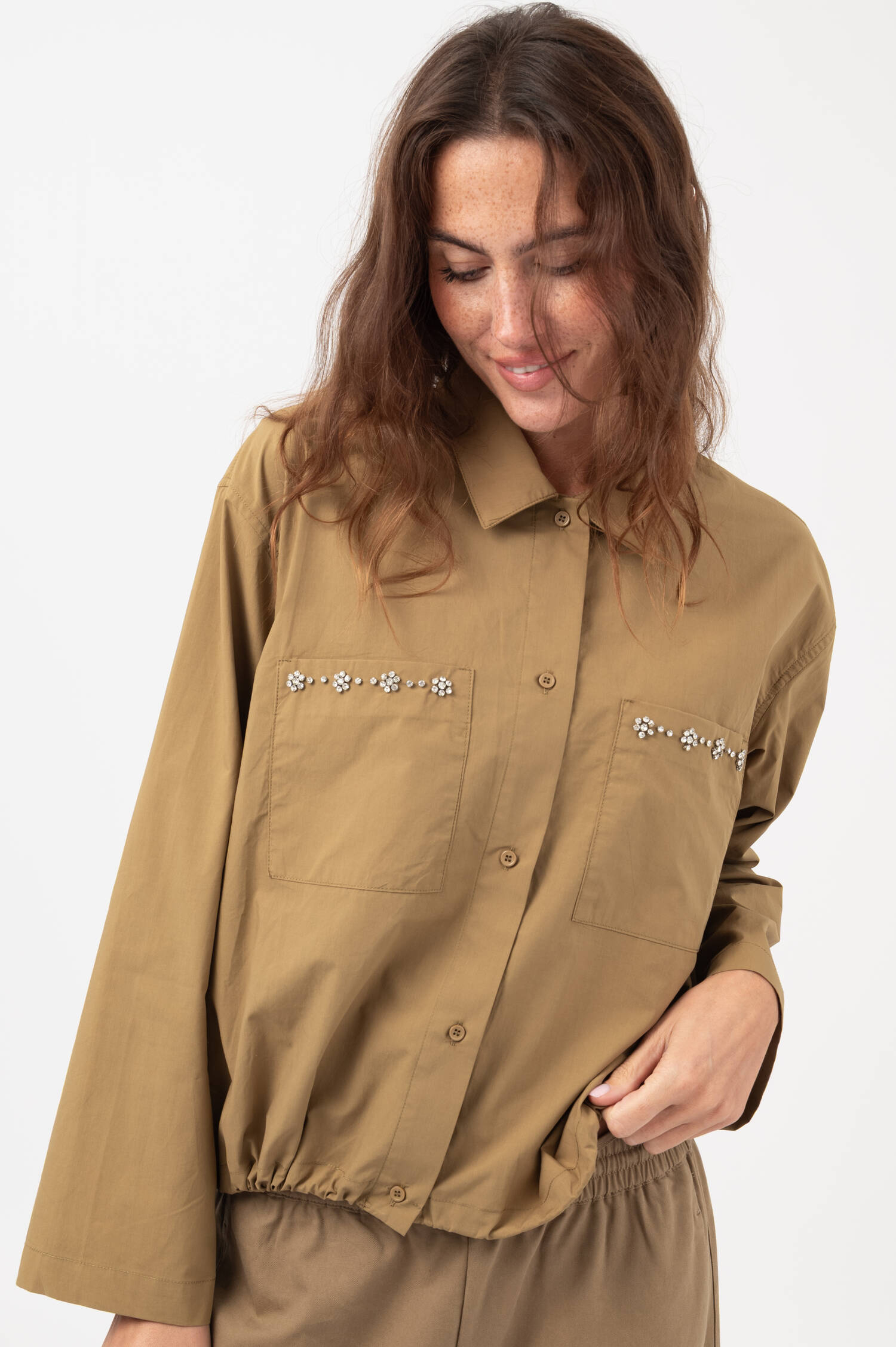 Bluse mit Strasssteinen in Olive Bluse mit Strasssteinen in Olive