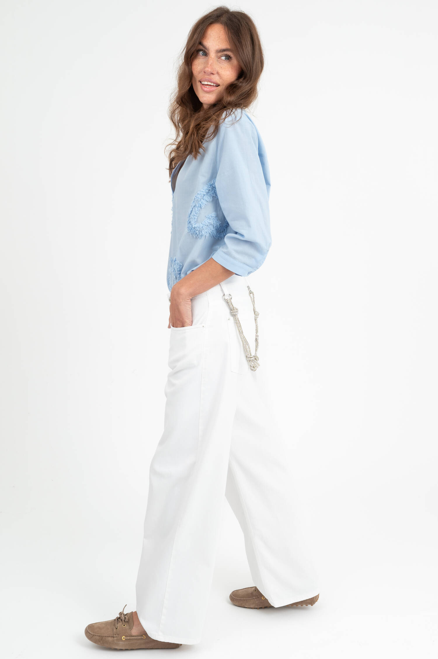 Baggy Jeans mit Strass-Kette in Weiß