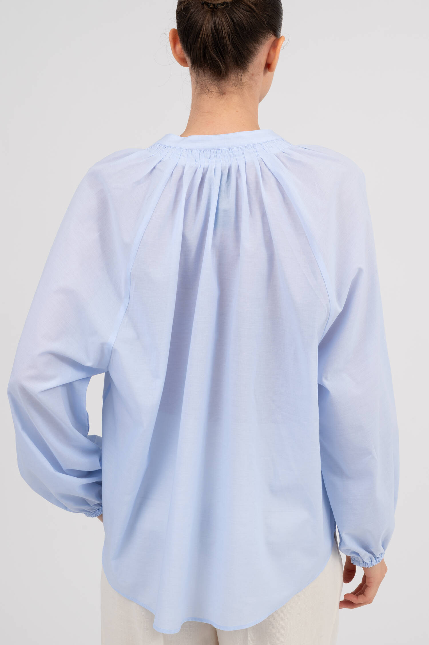 Bluse mit Stehkragen in Hellblau