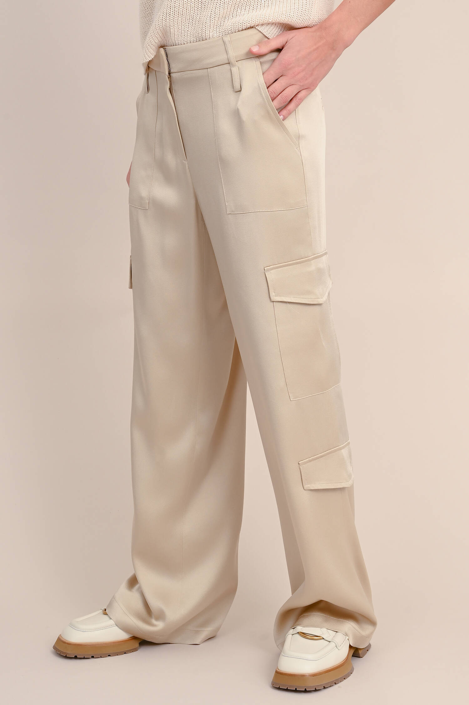 Cargohose mit aufgesetzten Taschen in Champagne
