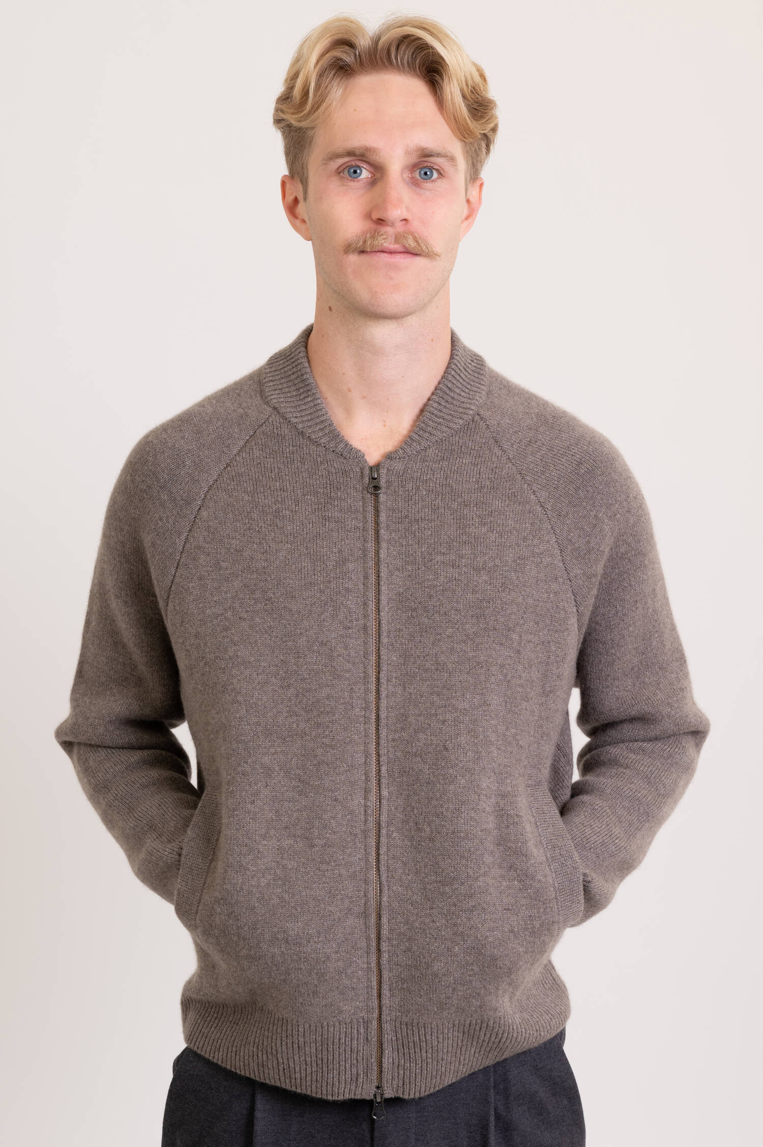 Strickjacke FIONN in Taupe Strickjacke FIONN in Taupe