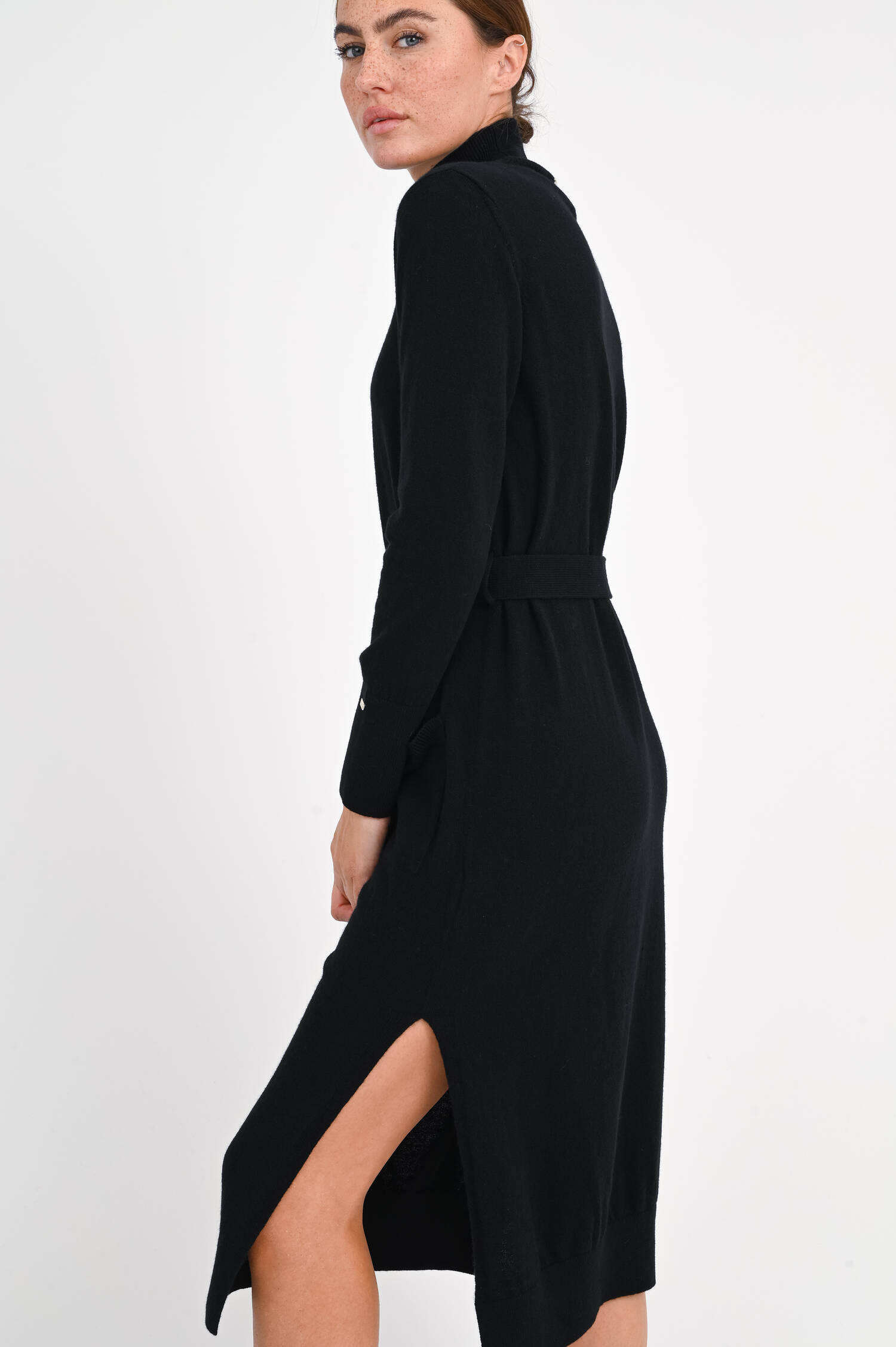 Midi-Strickkleid mit Gürtel in Schwarz Midi-Strickkleid mit Gürtel in Schwarz