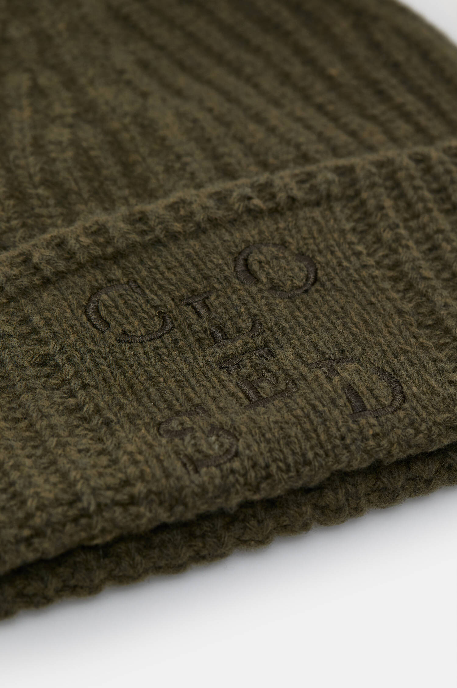 Rippstrickmütze aus Wolle in Oliv Rippstrickmütze aus Wolle in Oliv