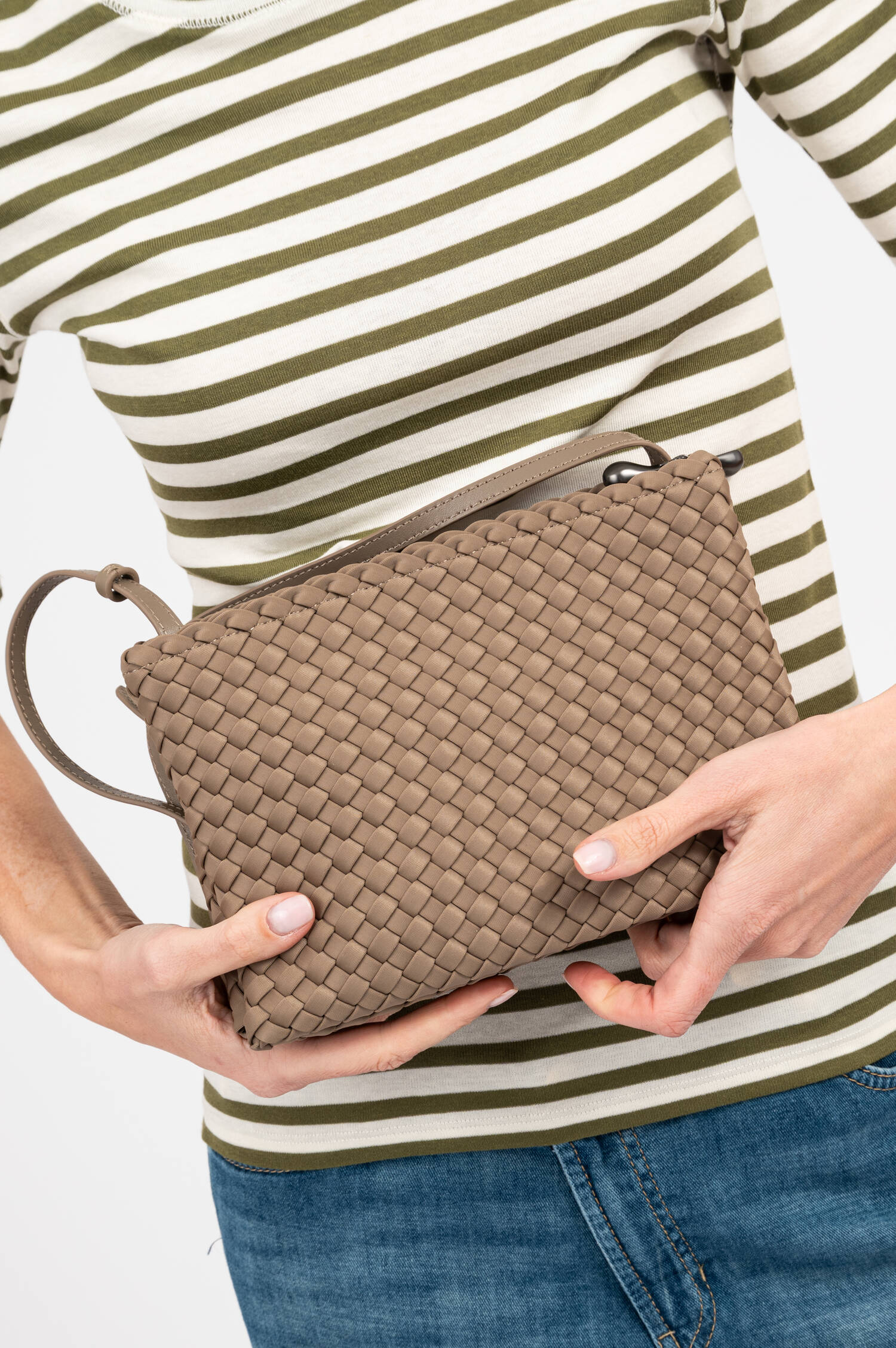 Umhängetasche SOHO MEDIUM ENVELOPE in Taupe