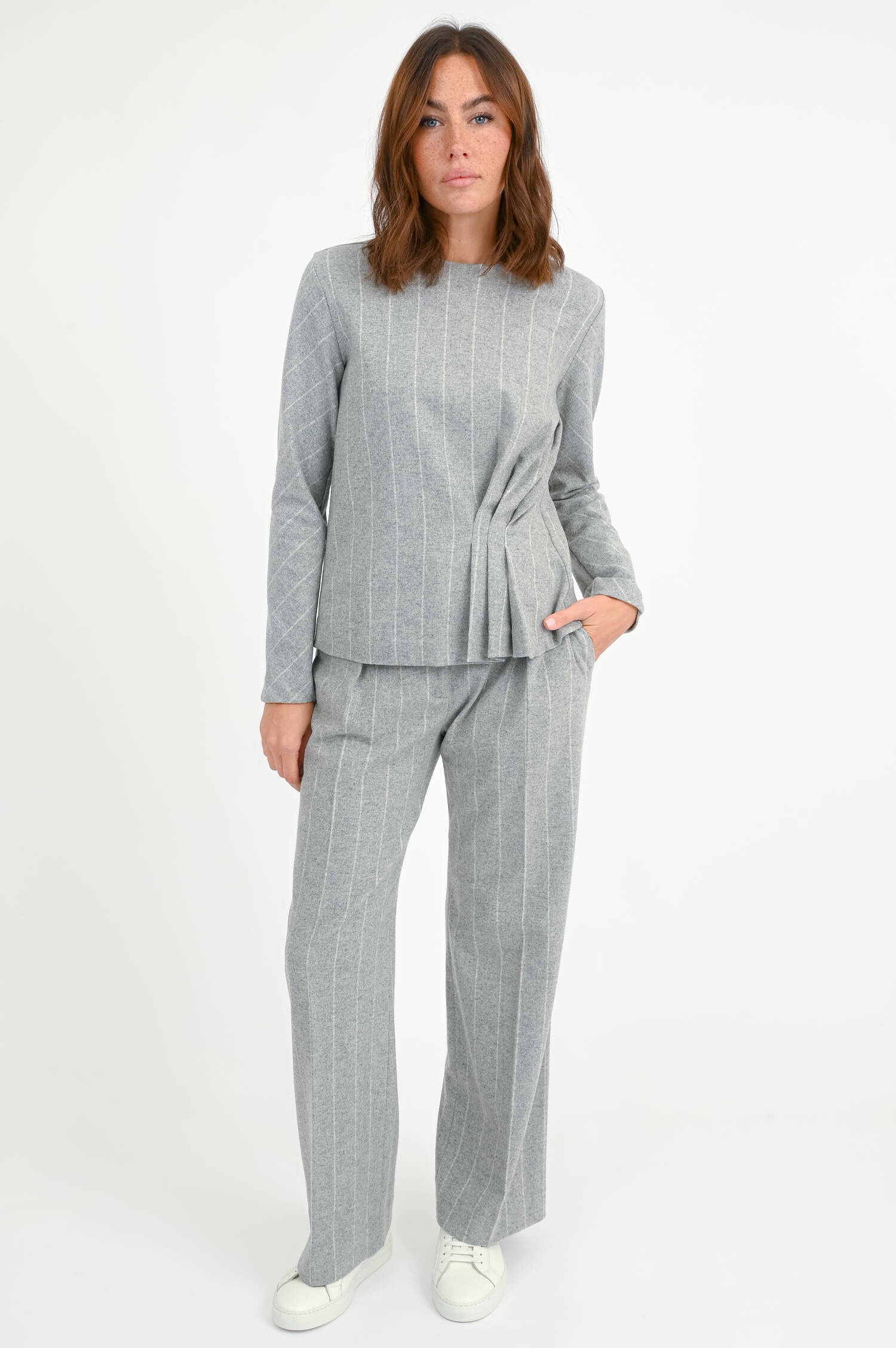 Bluse mit Nadelstreifen in Grau/Creme