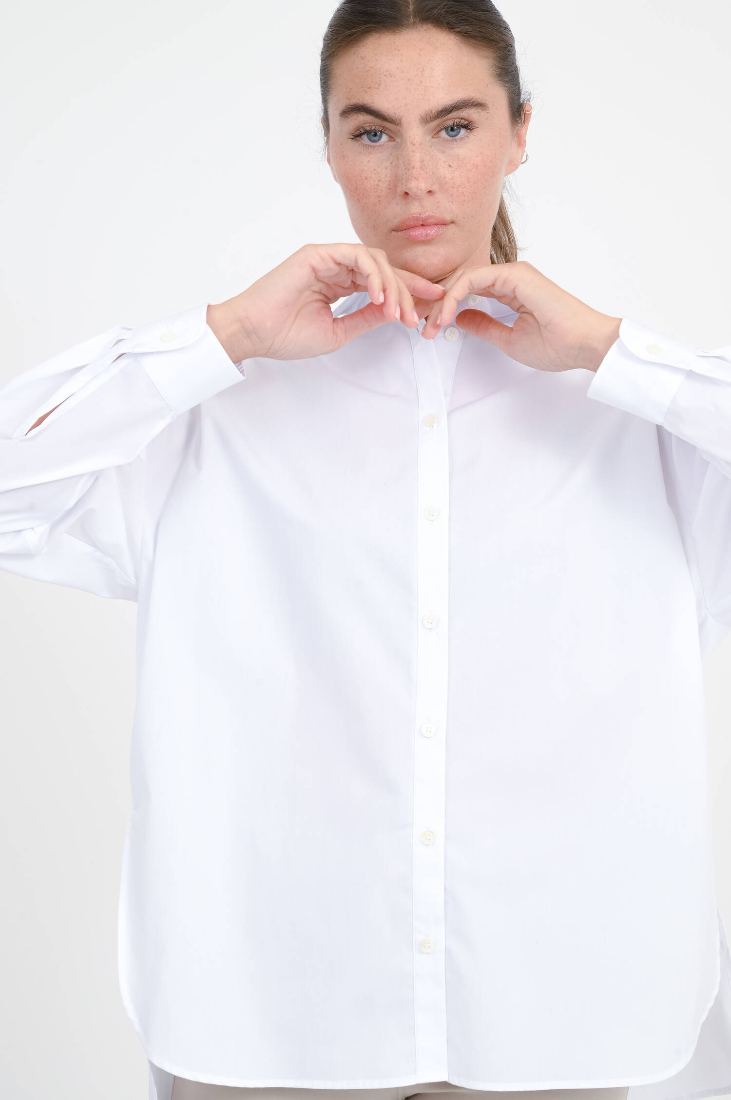 Baumwoll-Bluse mit Seitenschlitzen in Weiß Baumwoll-Bluse mit Seitenschlitzen in Weiß