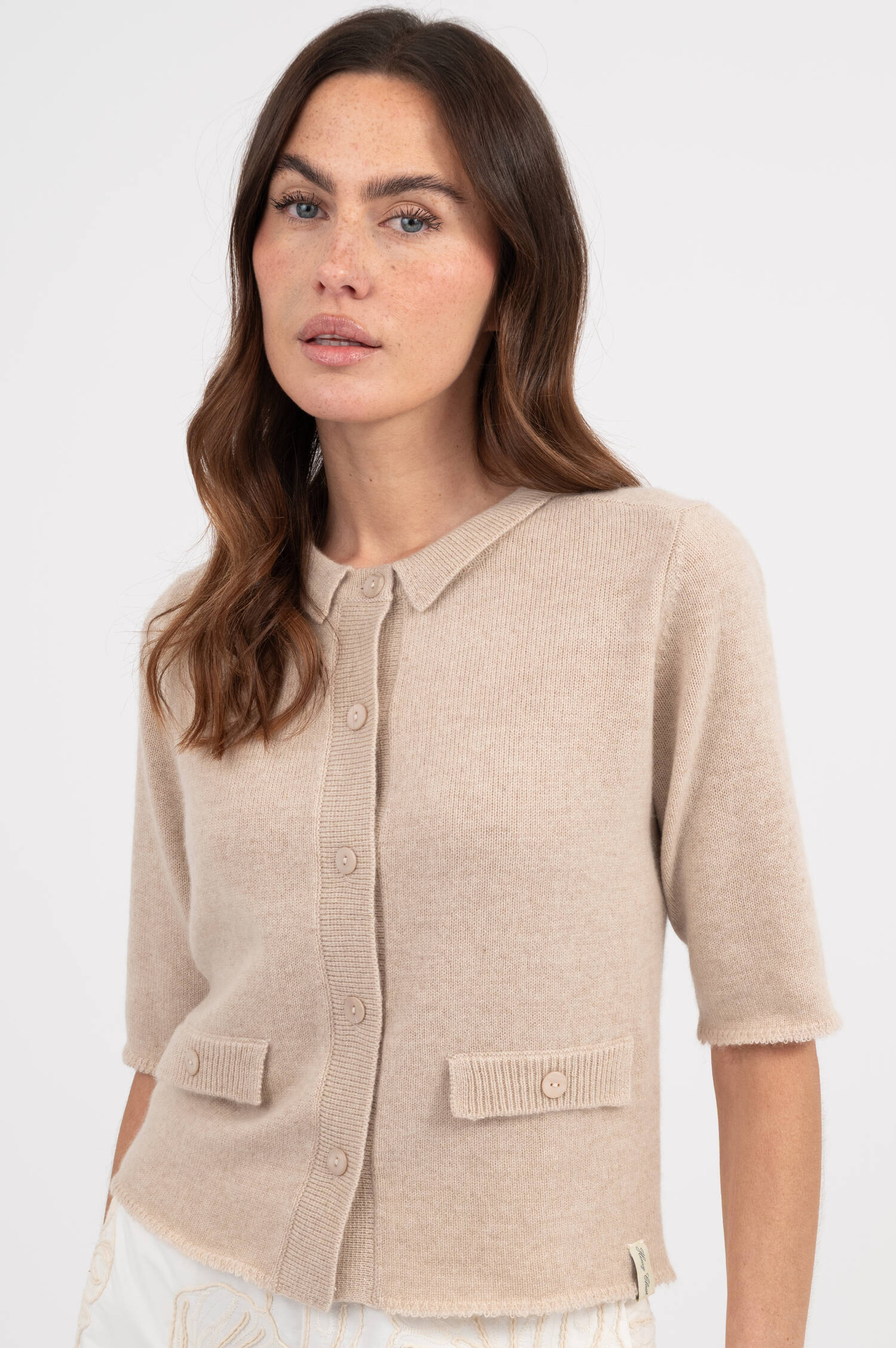 Kurzarm Cardigan aus Cashmere-Mix in Sand Kurzarm Cardigan aus Cashmere-Mix in Sand