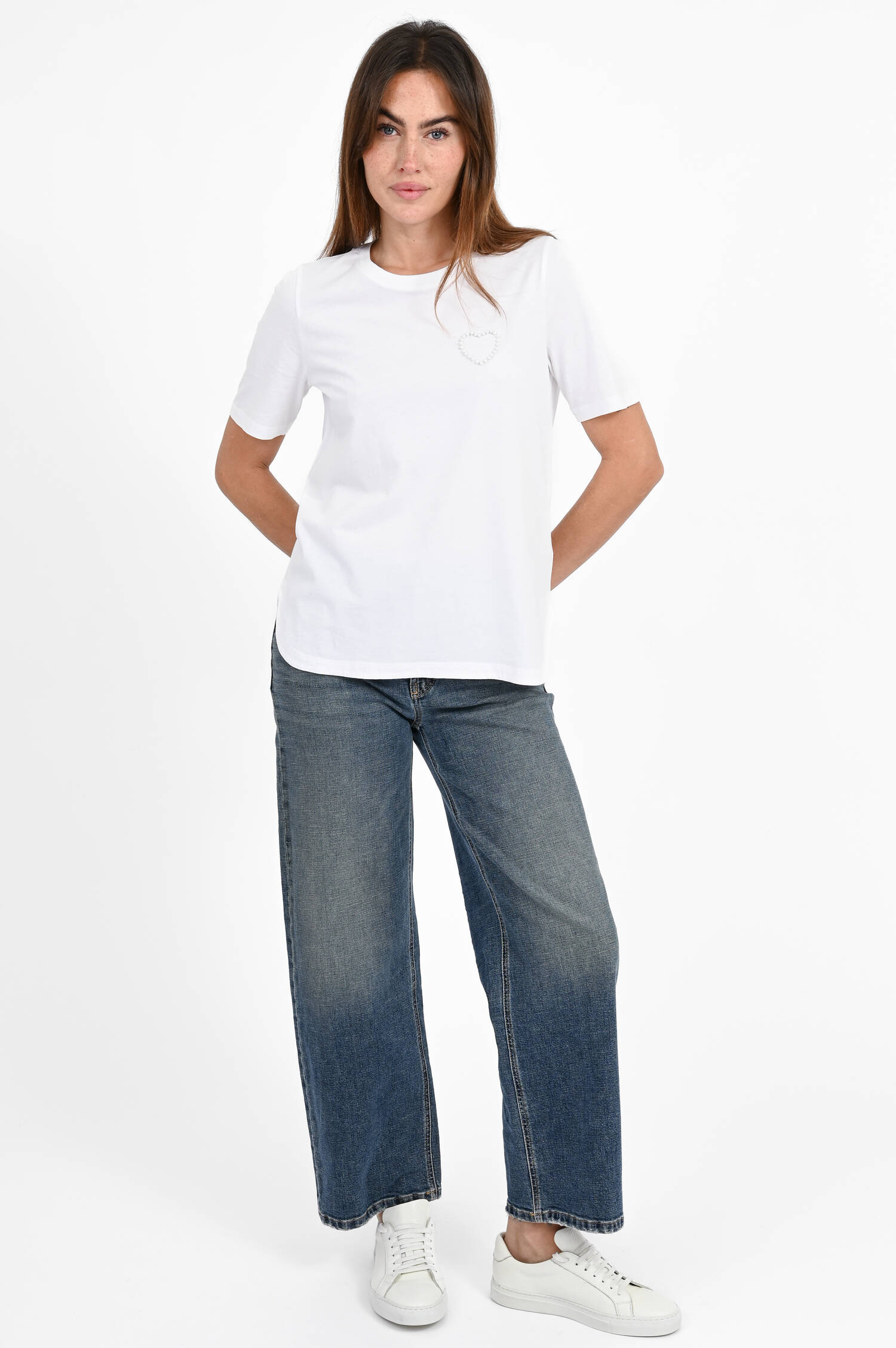 T-Shirt mit Perlen-Herz in Clear White T-Shirt mit Perlen-Herz in Clear White