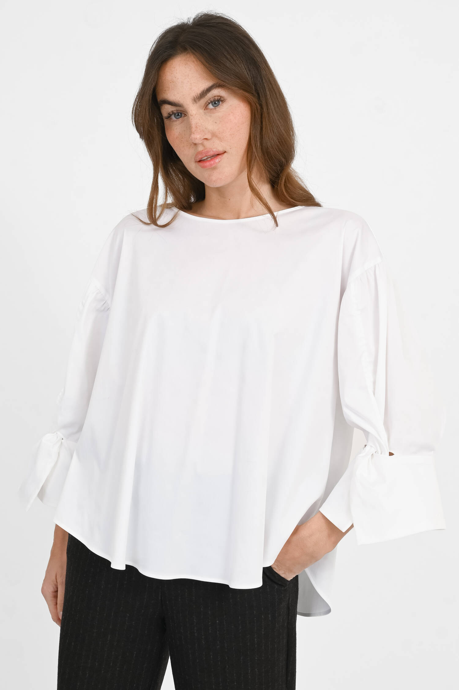 Bluse mit stylischem Arm in Weiß Bluse mit stylischem Arm in Weiß