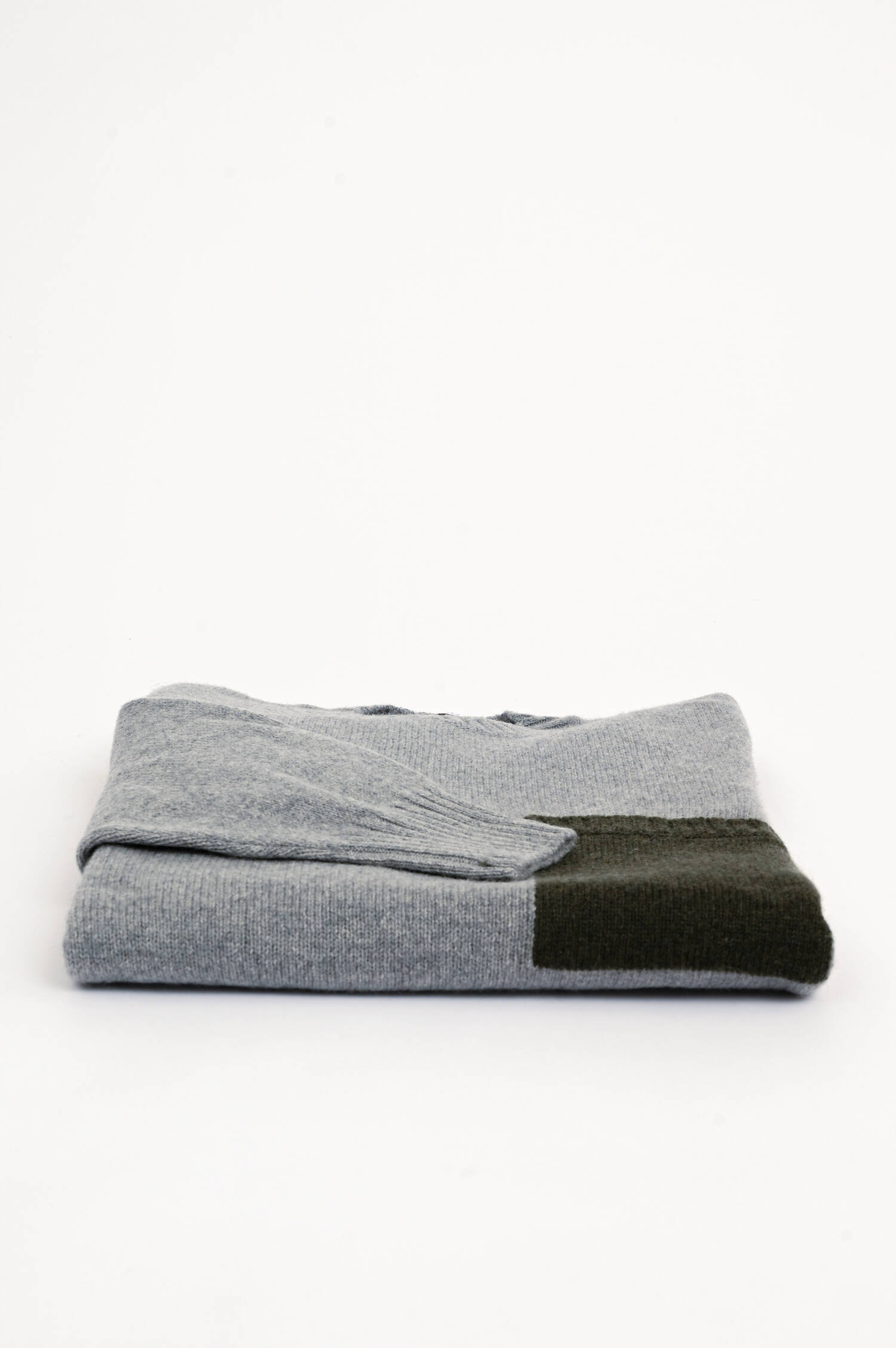 Cashmere-Strickpullover in Grau/Oliv