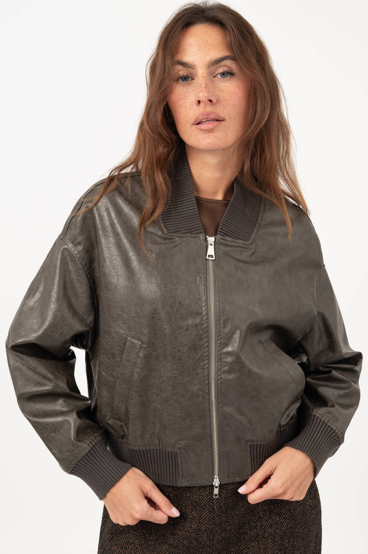 Vegane-Leder-Bomberjacke in Oliv