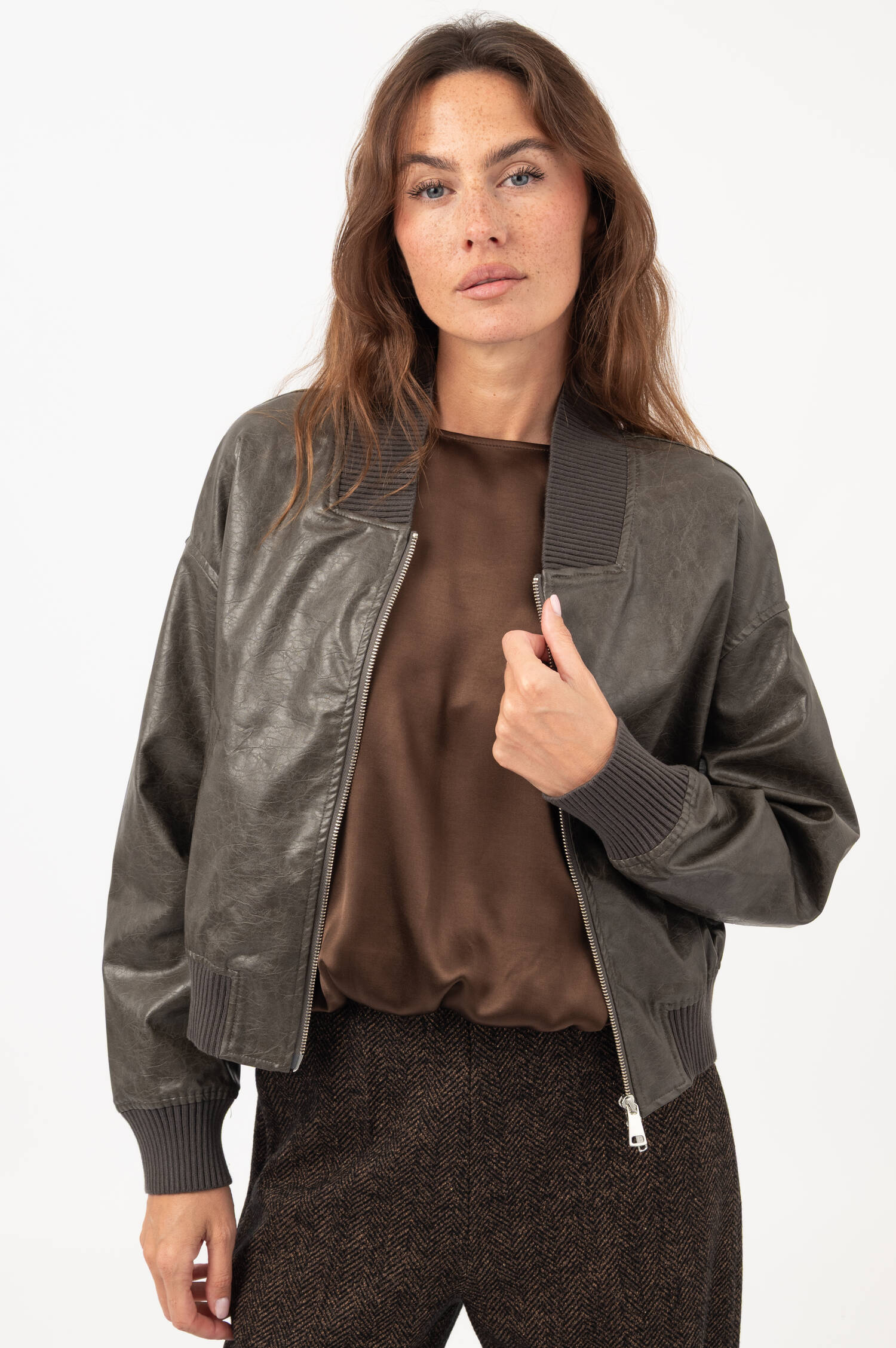 Vegane-Leder-Bomberjacke in Oliv