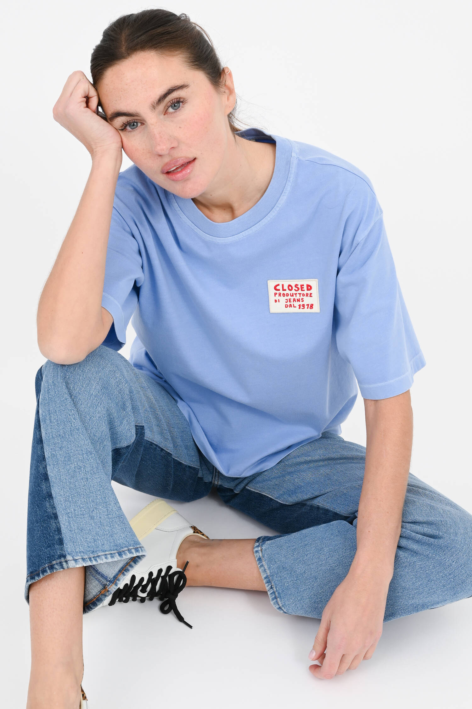 T-Shirt mit Logo-Patch in Skyblue