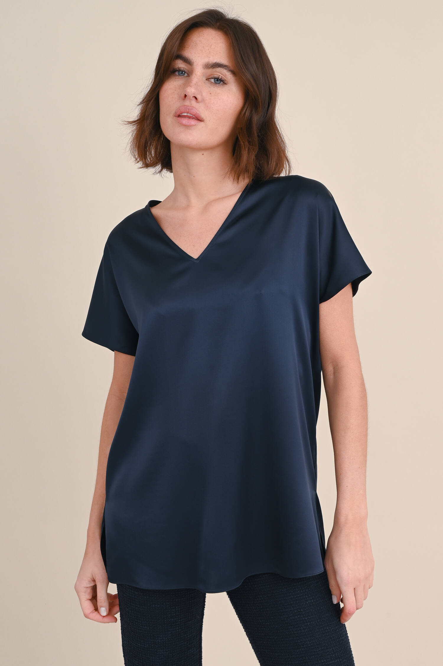 Seidenshirt mit V-Ausschnitt in Navy