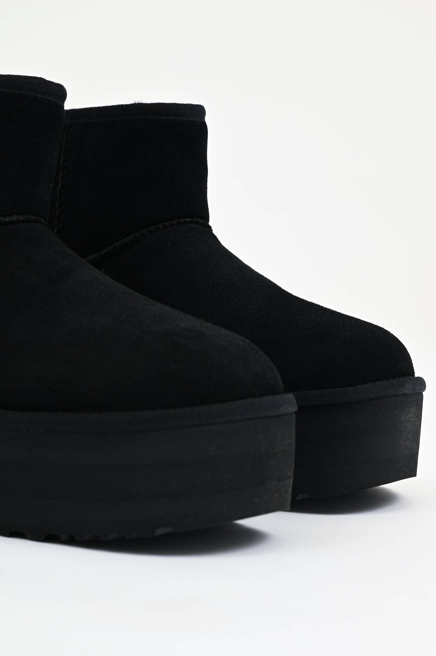 Lammfell-Boot CLASSIC MINI PLATTFORM in Schwarz