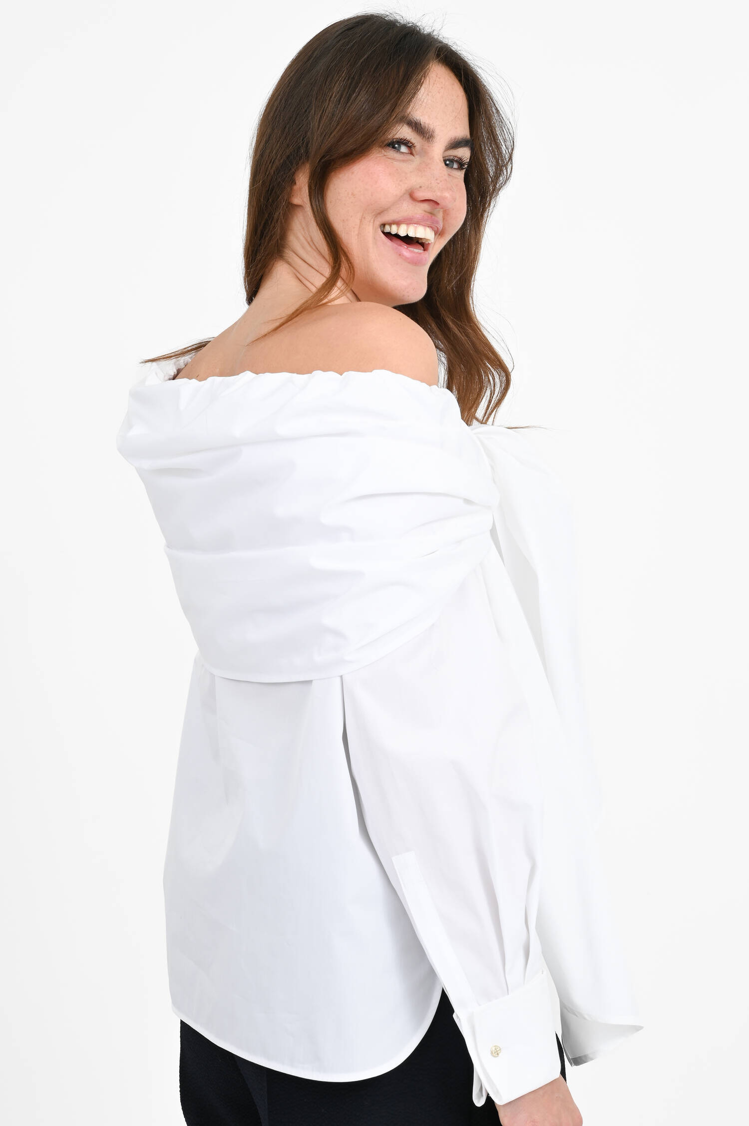 Bluse CURVONE mit großer Schleife in Weiß Bluse CURVONE mit großer Schleife in Weiß