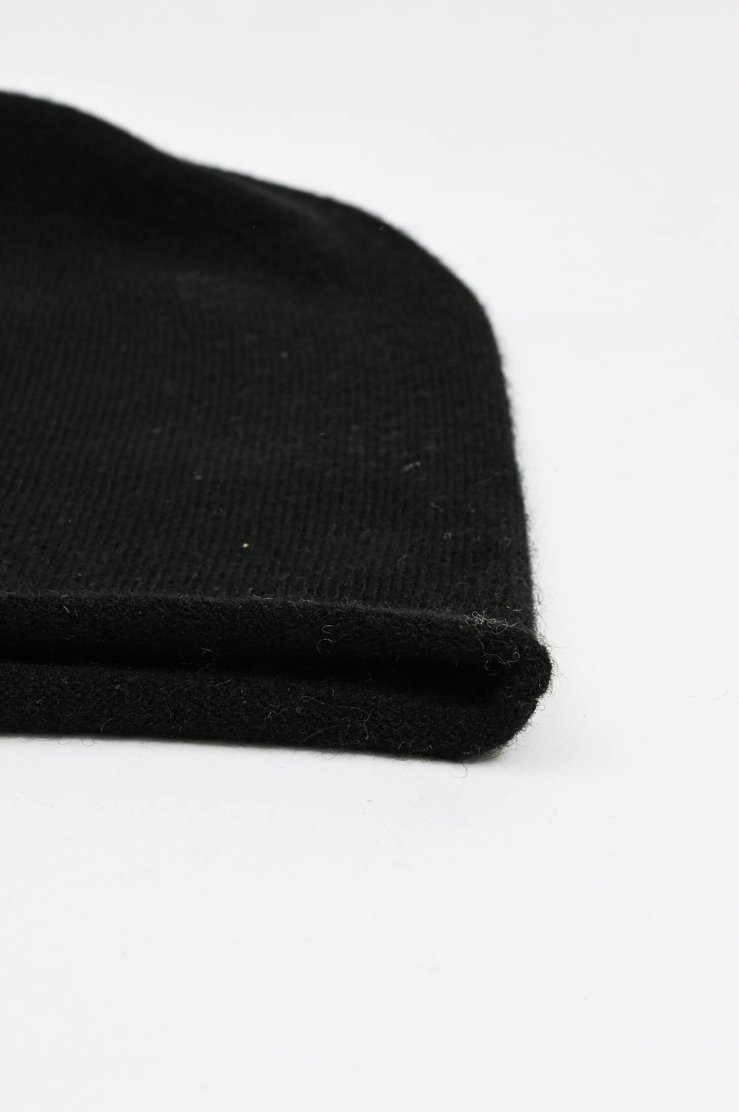 Feinstrick-Mütze mit Rollsaum in Schwarz Feinstrick-Mütze mit Rollsaum in Schwarz