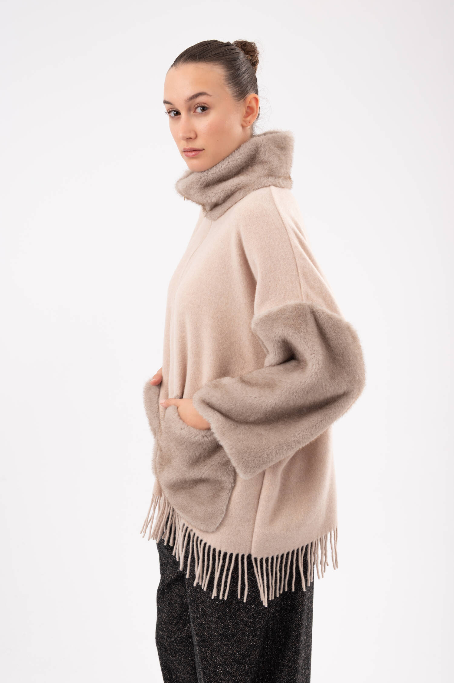 Jacke mit Fransen und Faux-Fur-Einsatz in Beige Jacke mit Fransen und Faux-Fur-Einsatz in Beige