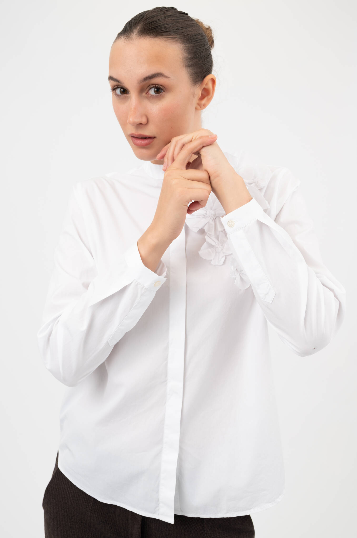 Bluse mit Blumen-Applikation in Weiß